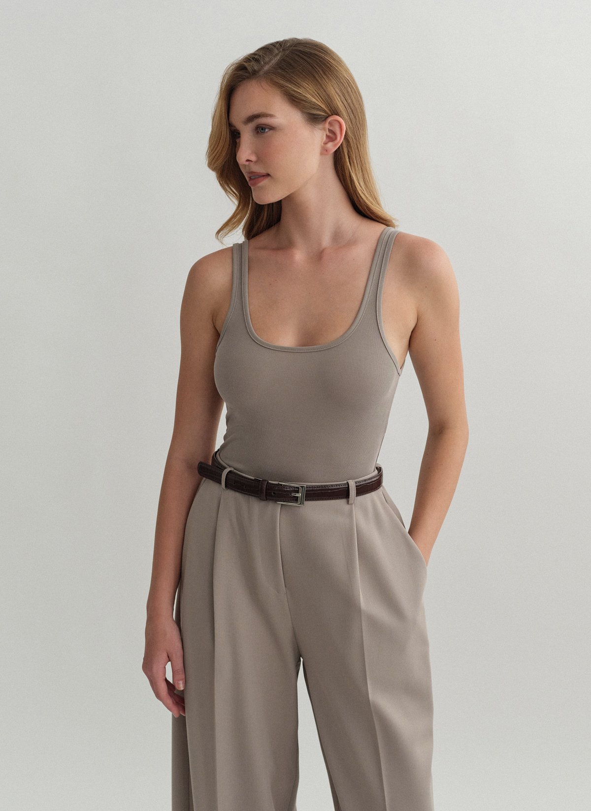 Γυναικεία αμάνικη ριπ μπλούζα με στρογγυλή λαιμόκοψη