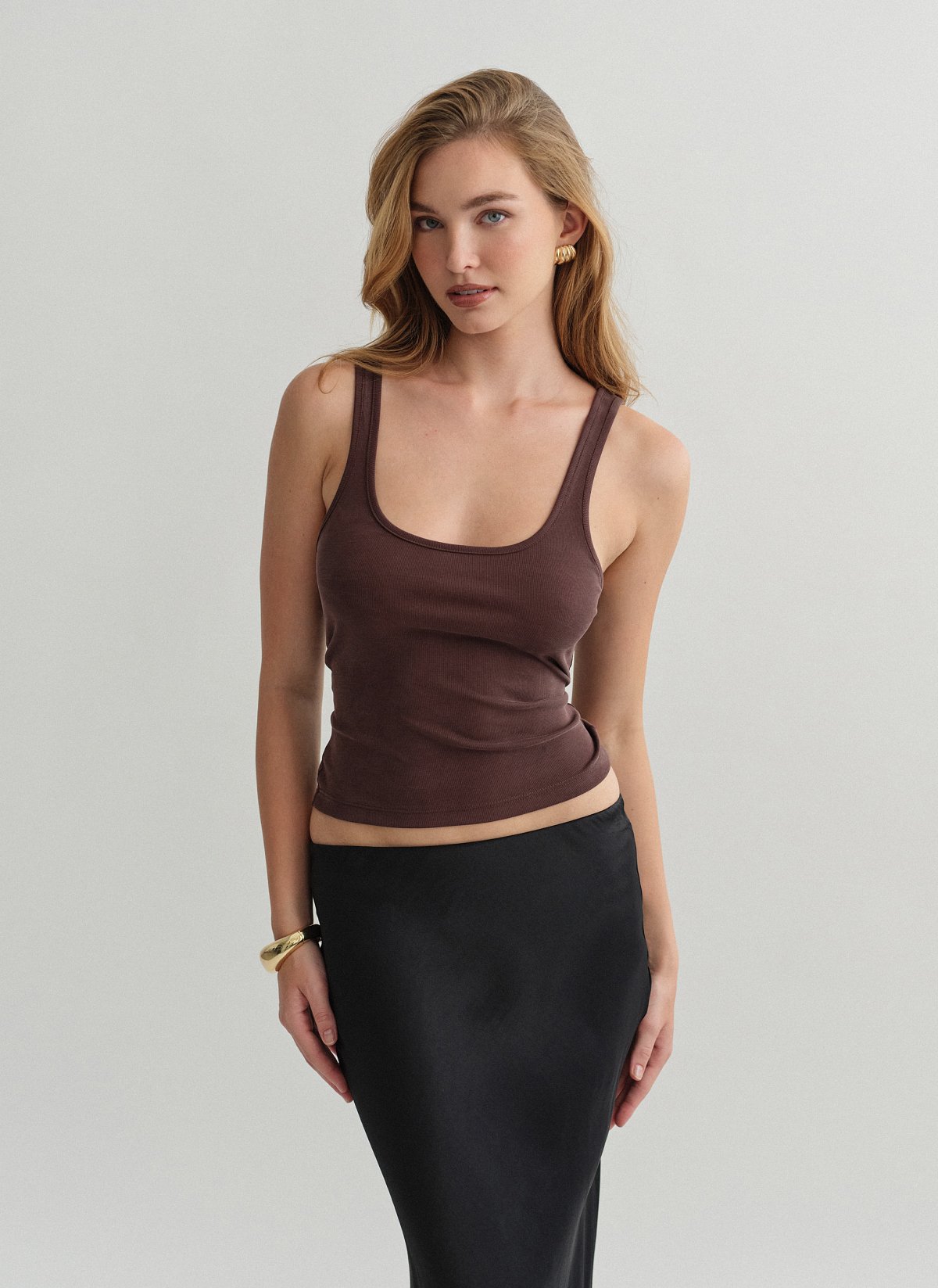 Γυναικεία αμάνικη ριπ μπλούζα με στρογγυλή λαιμόκοψη