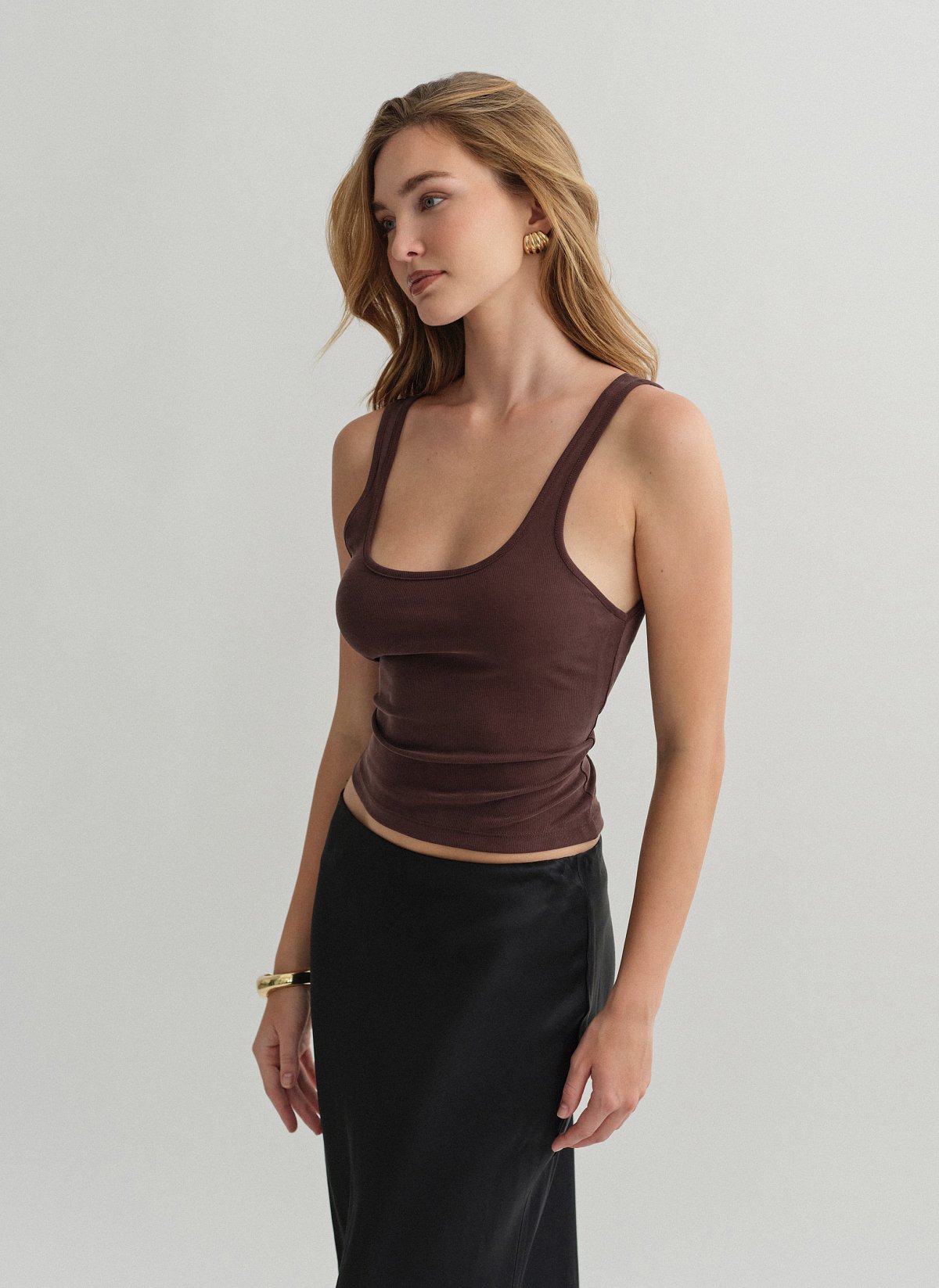 Γυναικεία αμάνικη ριπ μπλούζα με στρογγυλή λαιμόκοψη