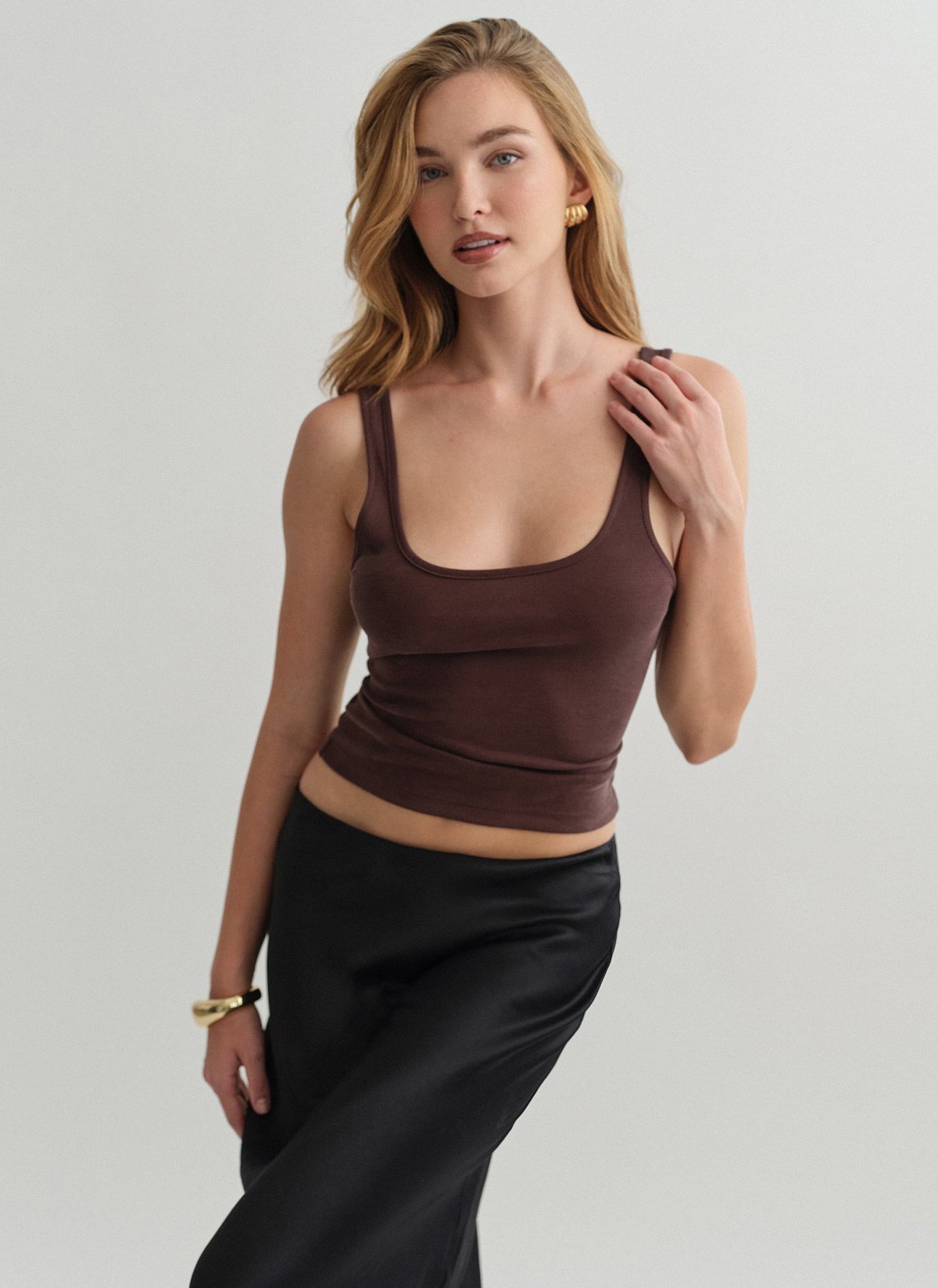 Γυναικεία αμάνικη ριπ μπλούζα με στρογγυλή λαιμόκοψη