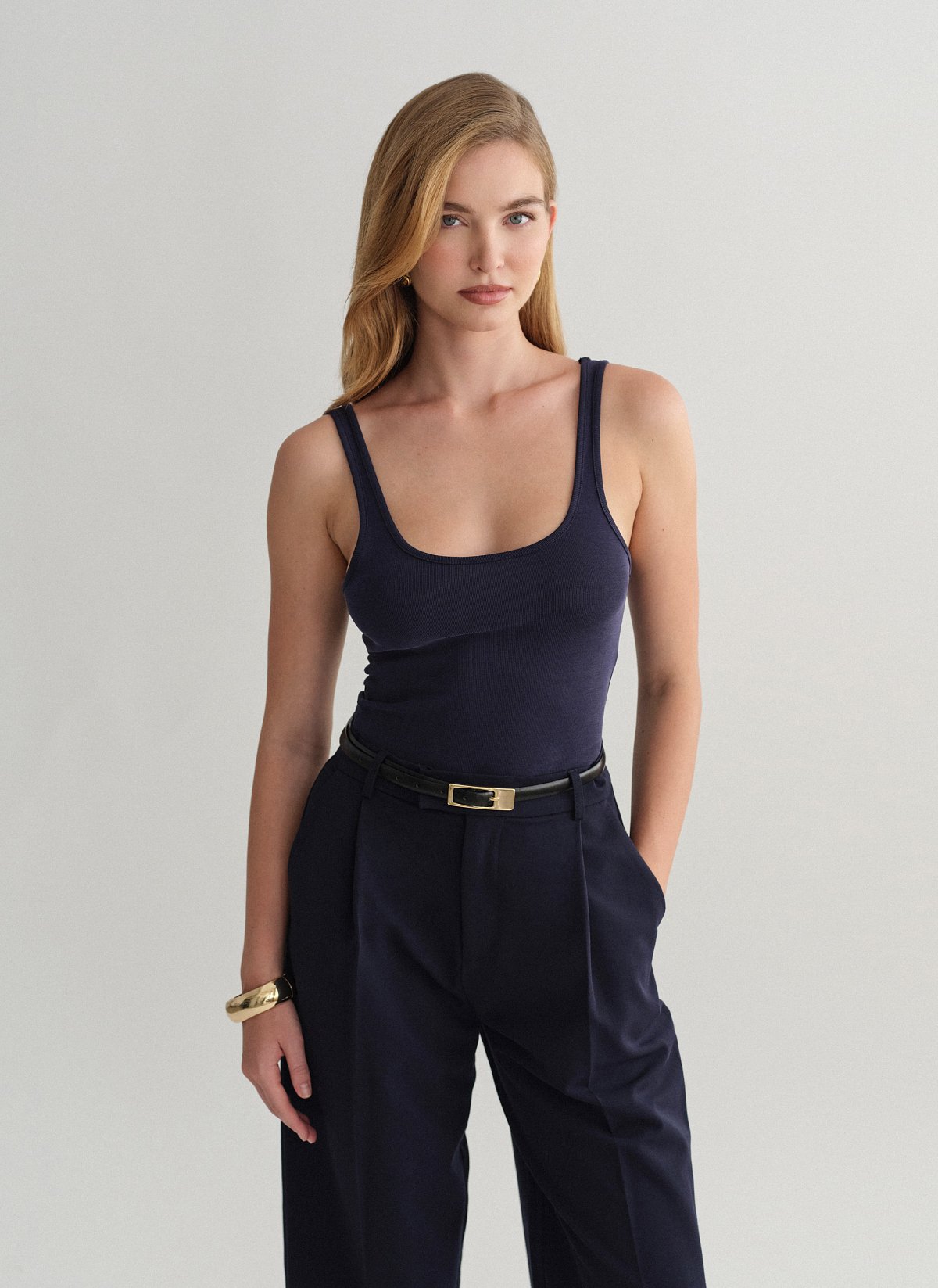 Γυναικεία αμάνικη ριπ μπλούζα με στρογγυλή λαιμόκοψη