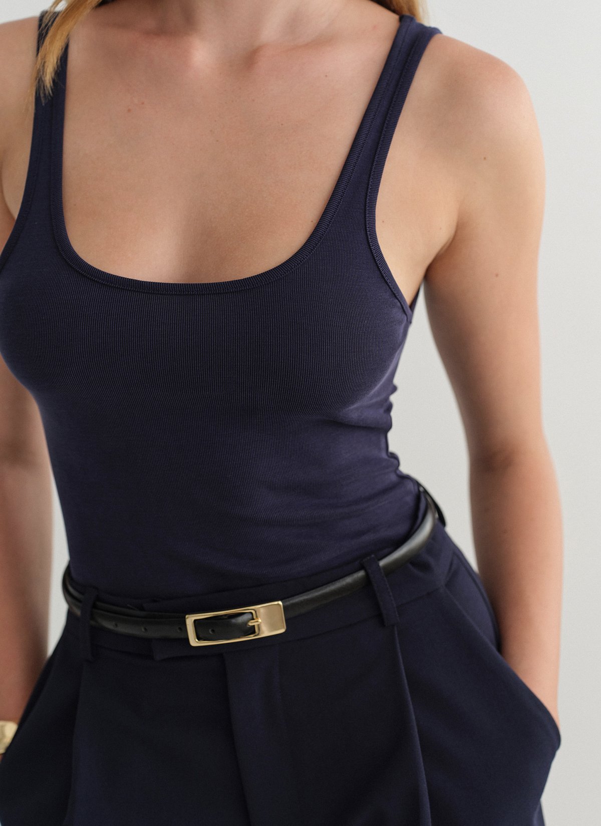 Γυναικεία αμάνικη ριπ μπλούζα με στρογγυλή λαιμόκοψη