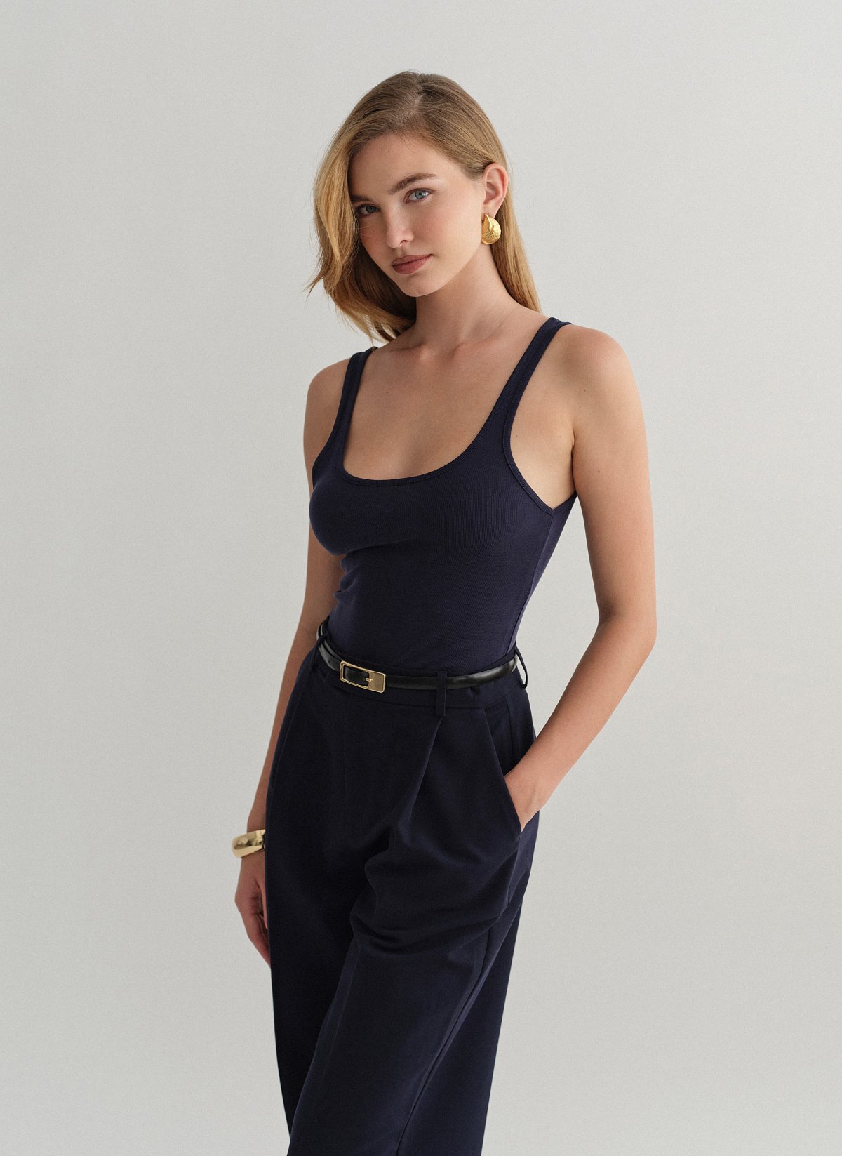 Γυναικεία αμάνικη ριπ μπλούζα με στρογγυλή λαιμόκοψη