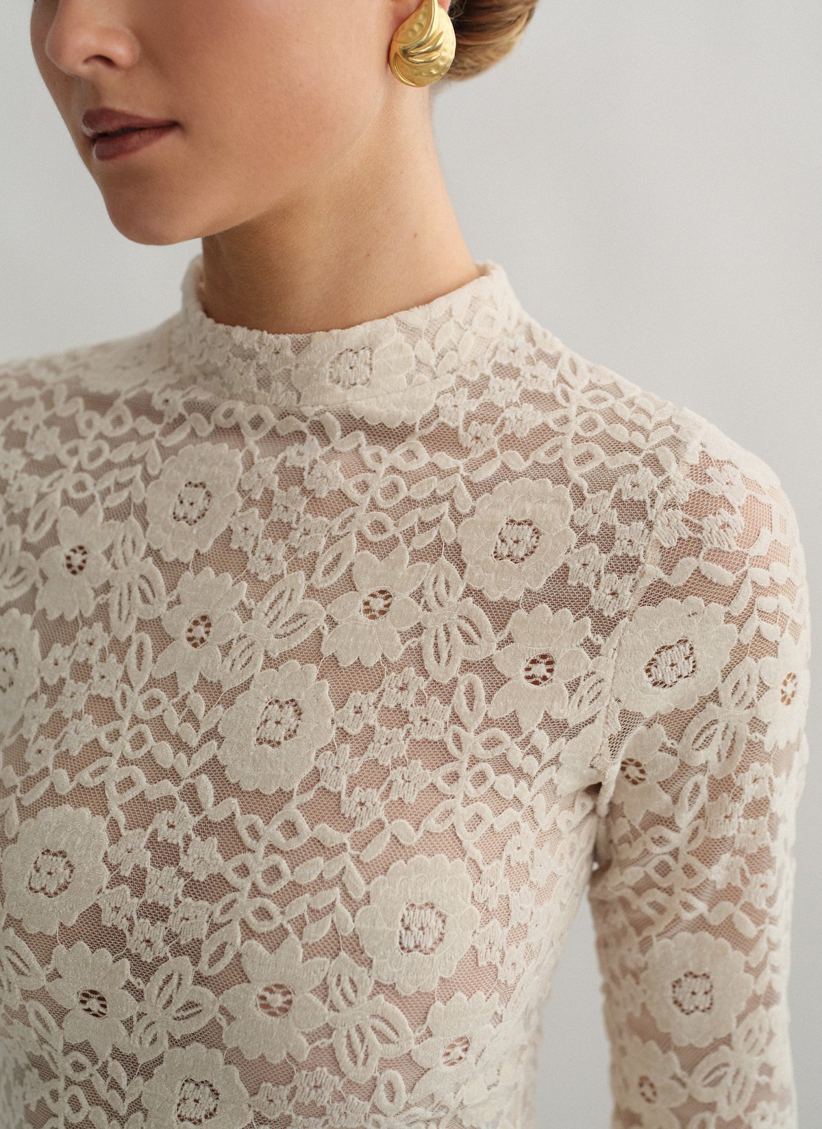 Γυναικεία μακρυμάνικη μπλούζα με δαντέλα με βελούδινη υφή