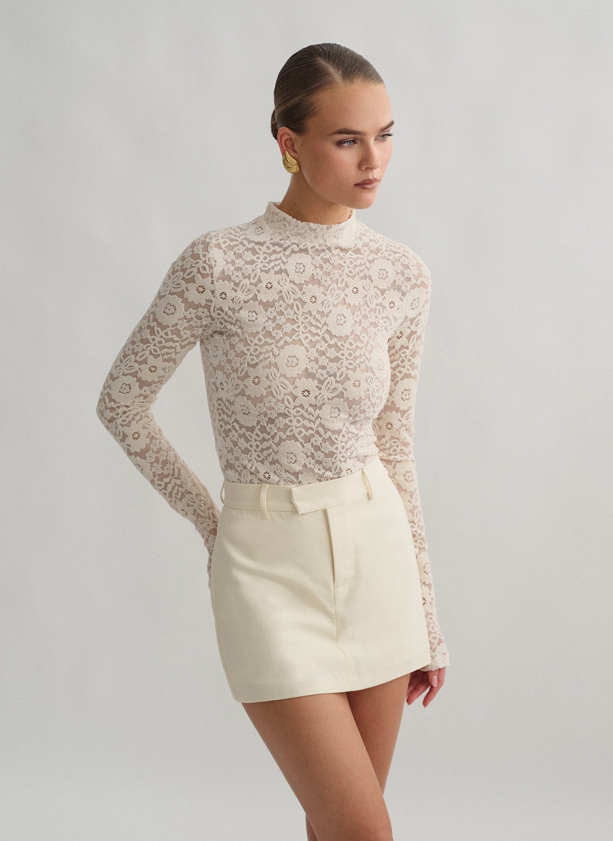 Γυναικεία μακρυμάνικη μπλούζα με δαντέλα με βελούδινη υφή