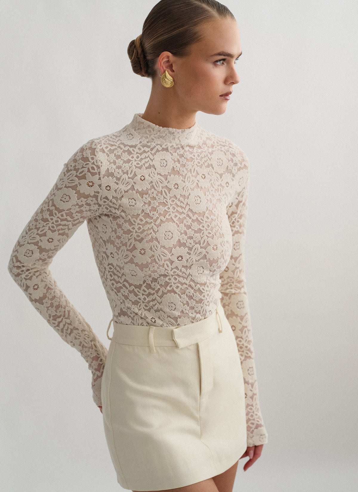 Γυναικεία μακρυμάνικη μπλούζα με δαντέλα με βελούδινη υφή