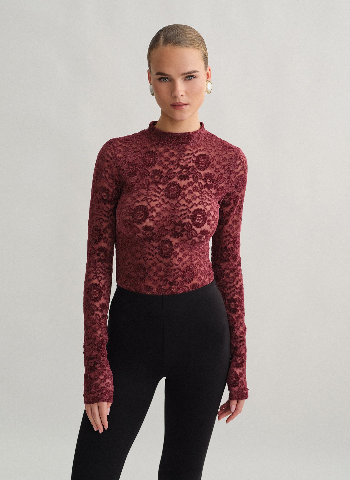 Γυναικεία μακρυμάνικη μπλούζα με δαντέλα με βελούδινη υφή