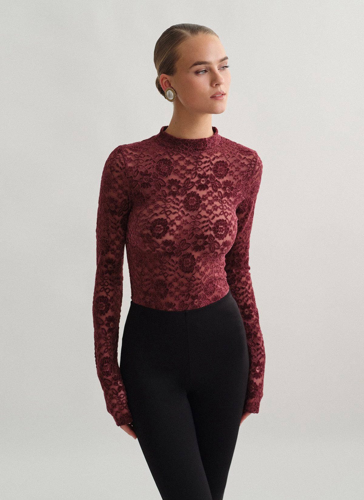 Γυναικεία μακρυμάνικη μπλούζα με δαντέλα με βελούδινη υφή