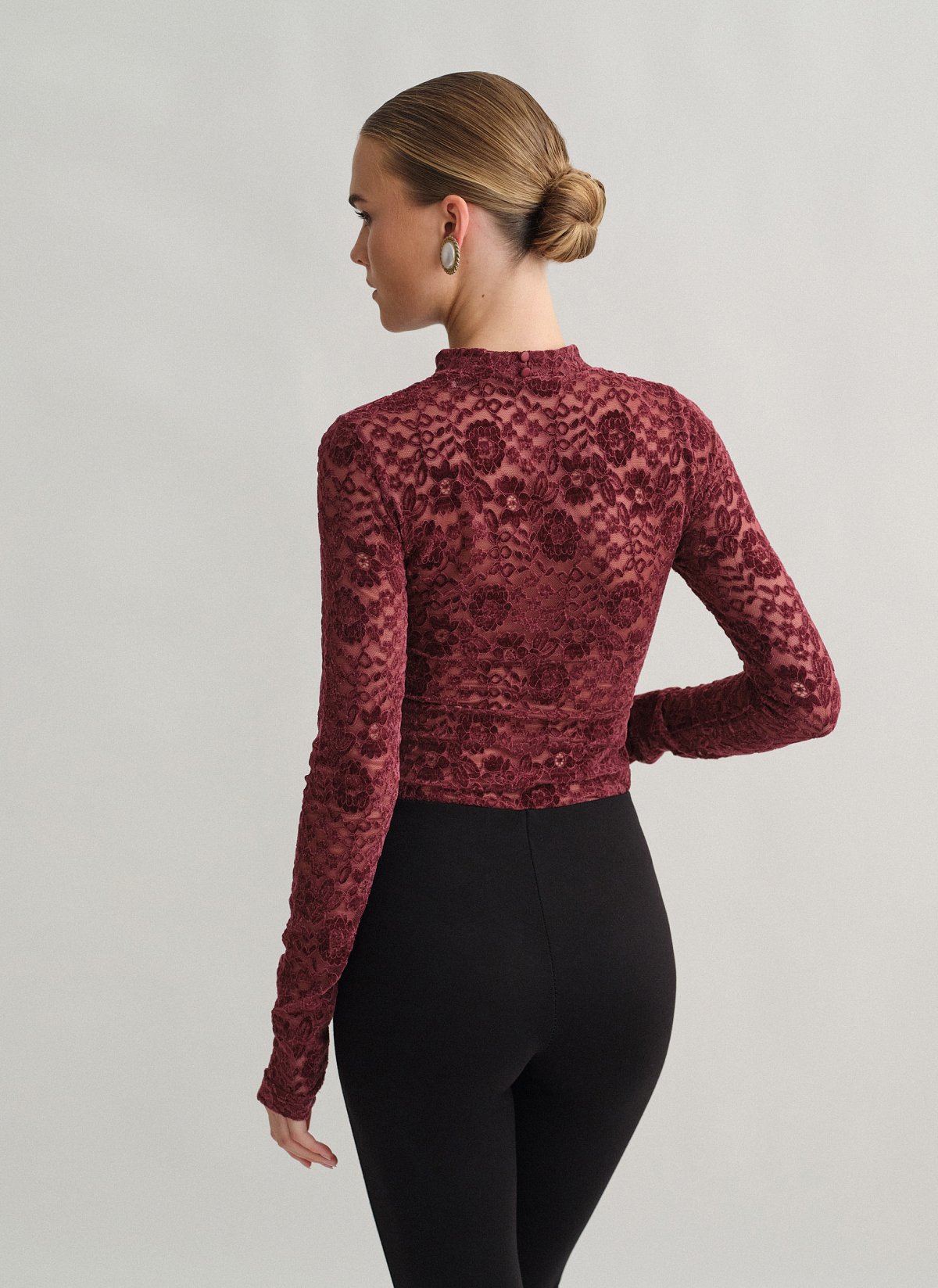 Γυναικεία μακρυμάνικη μπλούζα με δαντέλα με βελούδινη υφή