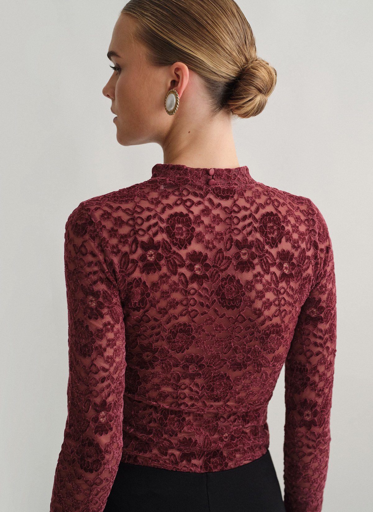 Γυναικεία μακρυμάνικη μπλούζα με δαντέλα με βελούδινη υφή