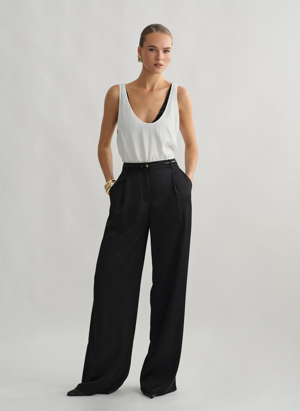 Γυναικείο ψηλόμεσο σατέν ίσιο παντελόνι με πιέτες εμπρός και τσέπες