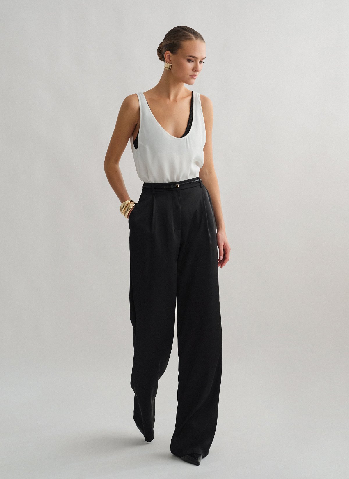 Γυναικείο ψηλόμεσο σατέν ίσιο παντελόνι με πιέτες εμπρός και τσέπες