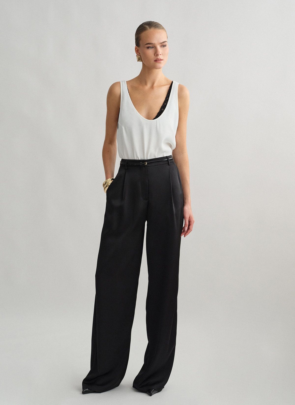 Γυναικείο ψηλόμεσο σατέν ίσιο παντελόνι με πιέτες εμπρός και τσέπες