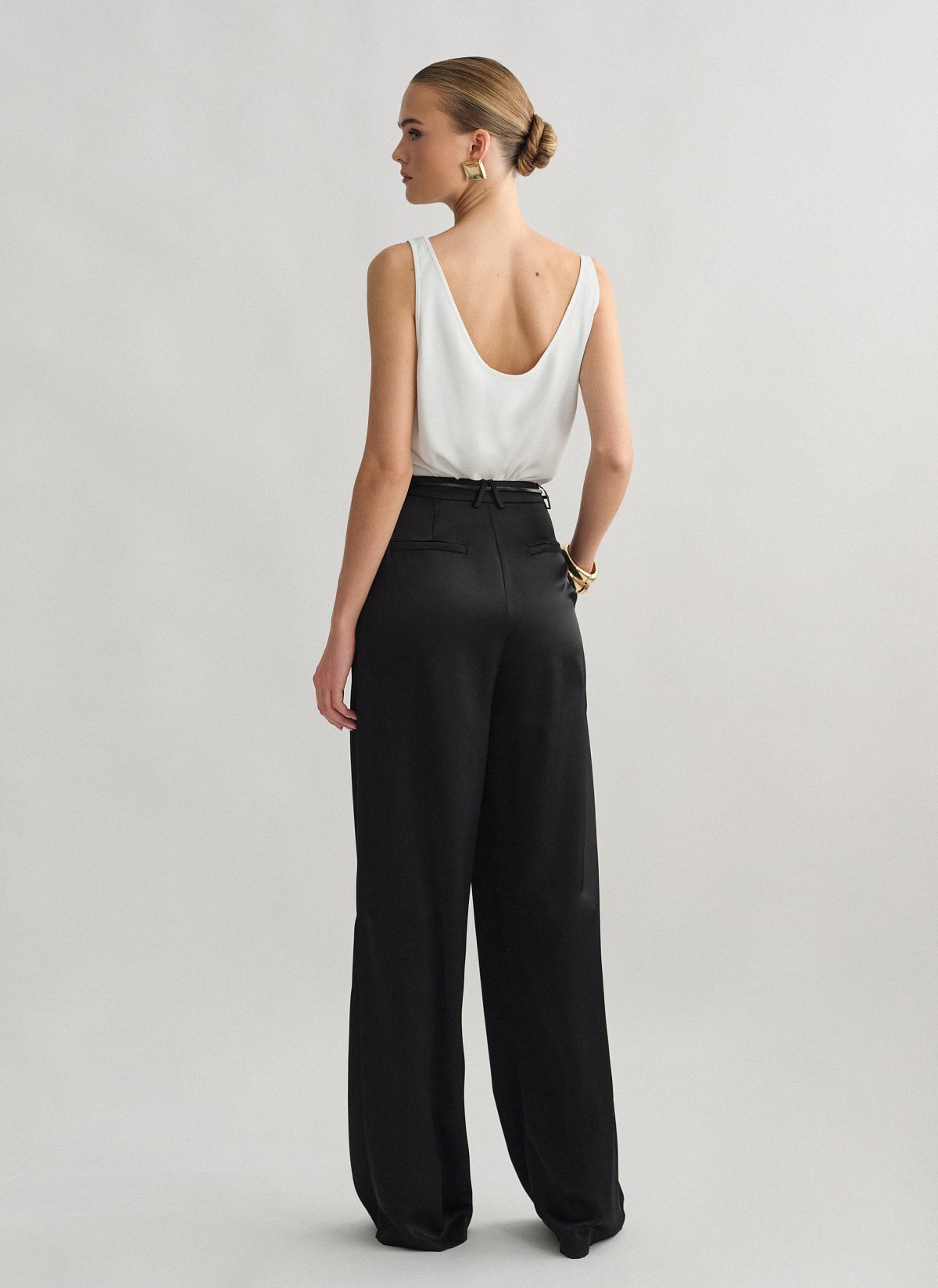 Γυναικείο ψηλόμεσο σατέν ίσιο παντελόνι με πιέτες εμπρός και τσέπες