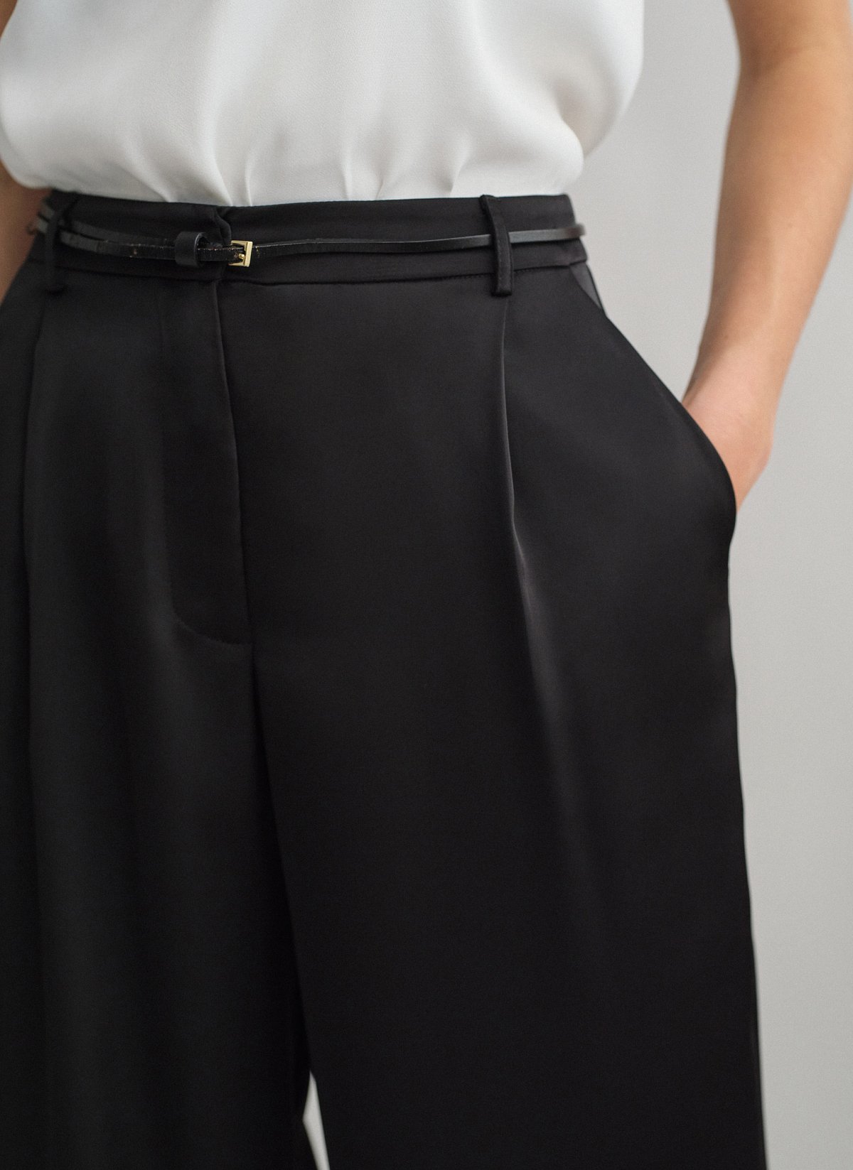 Γυναικείο ψηλόμεσο σατέν ίσιο παντελόνι με πιέτες εμπρός και τσέπες