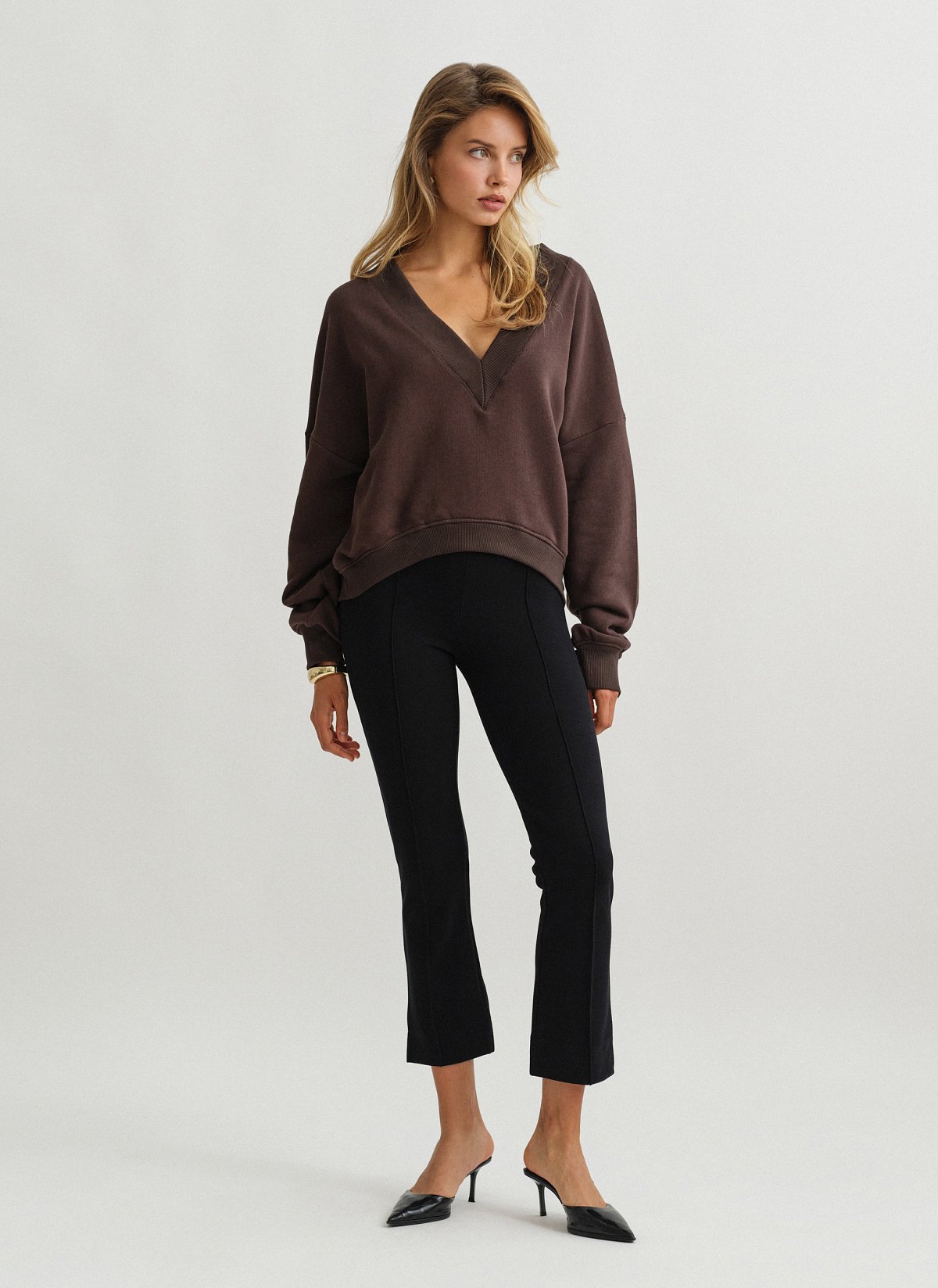 Capri trousers with slit-1