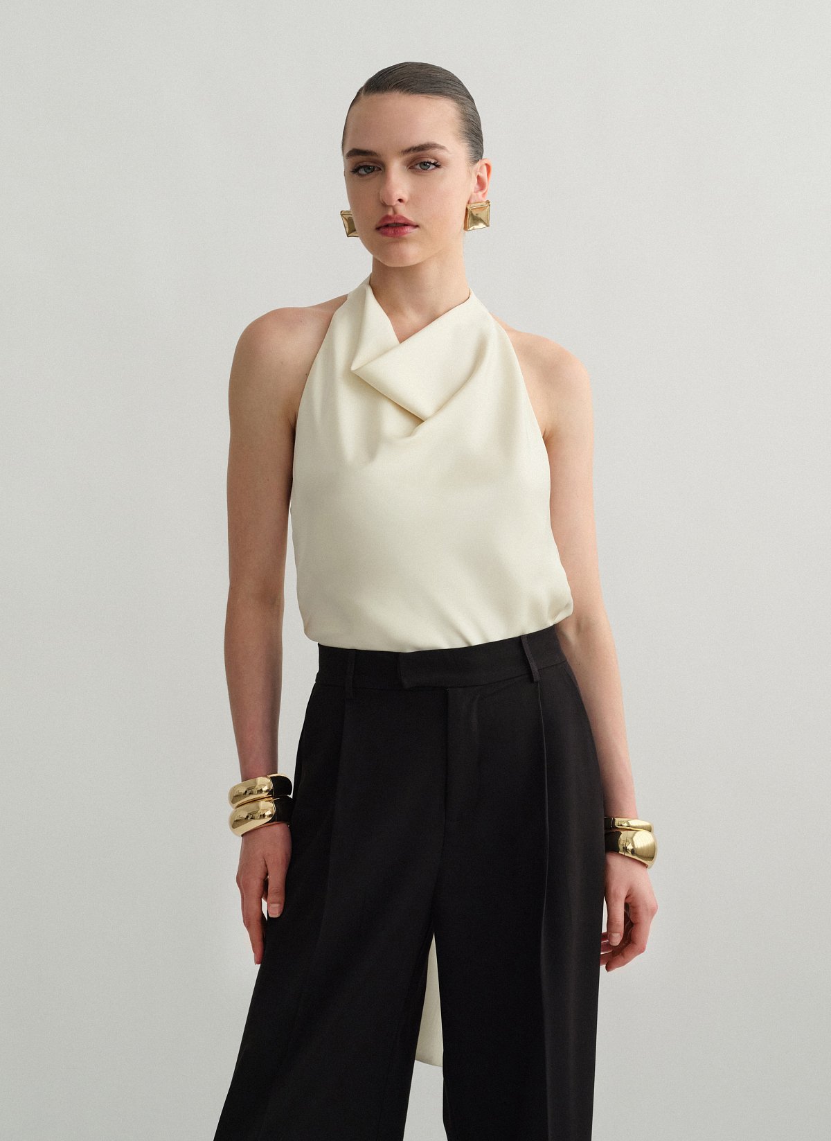 Γυναικείο σατέν halter τοπ με ανοιχτή ντραπέ πλάτη