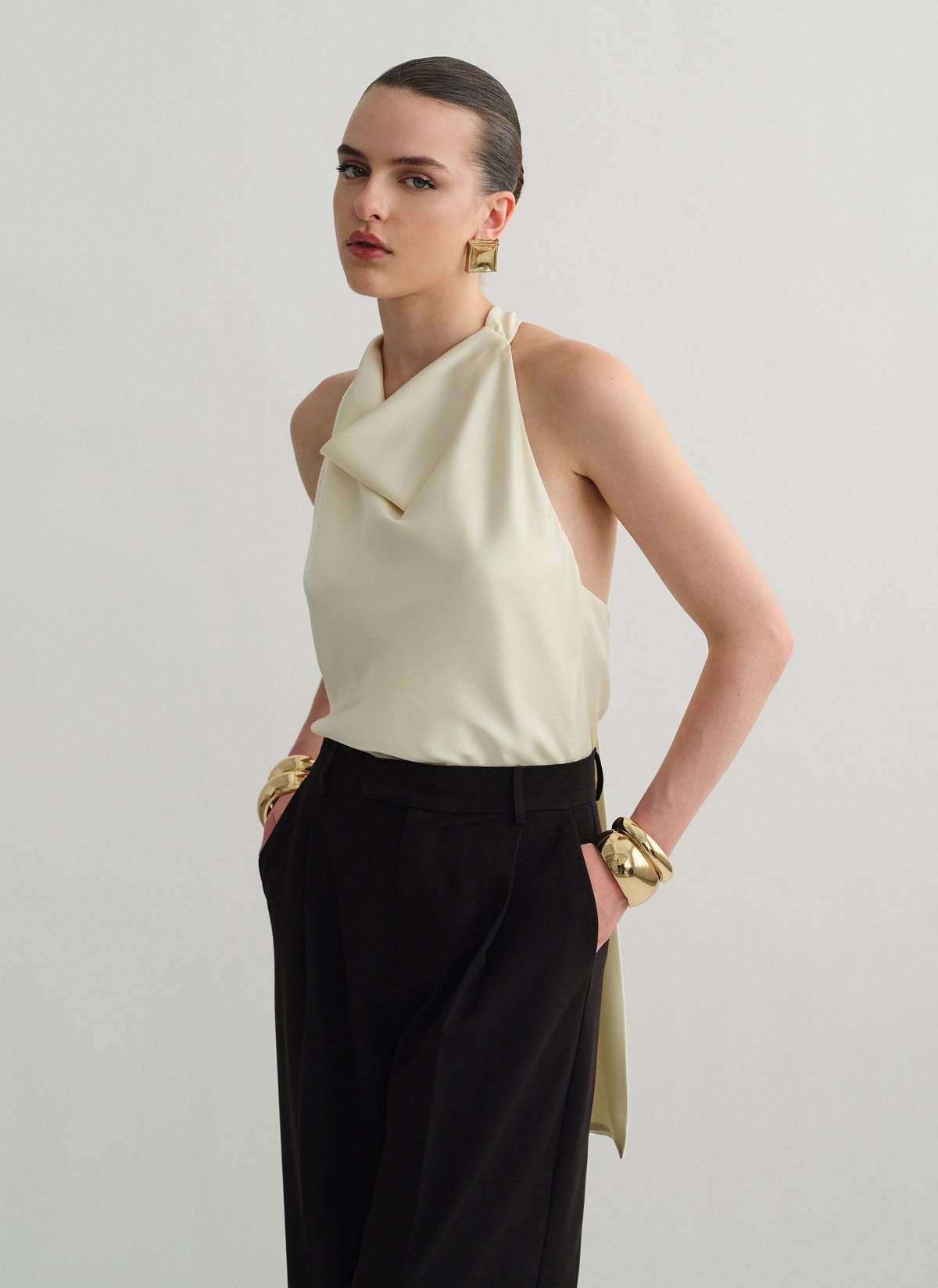 Γυναικείο σατέν halter τοπ με ανοιχτή ντραπέ πλάτη