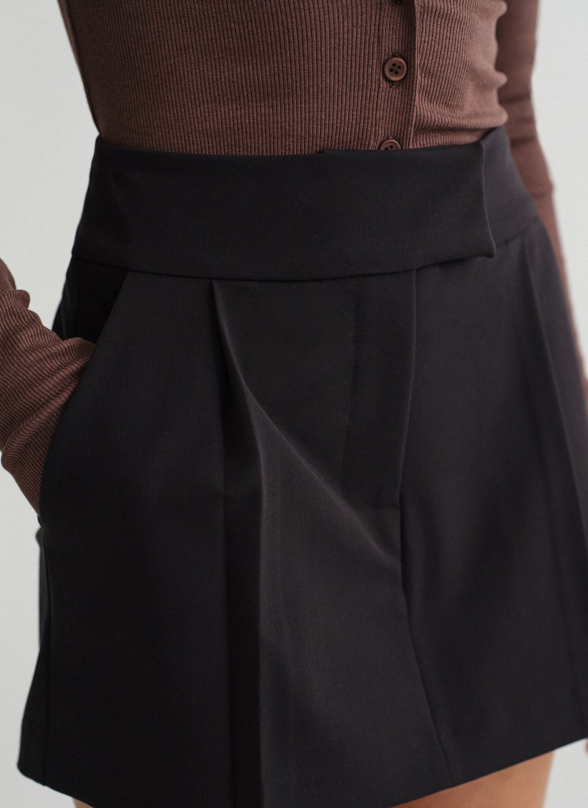 Γυναικεία υφασμάτινη παντελονόφουστα με πιέτες