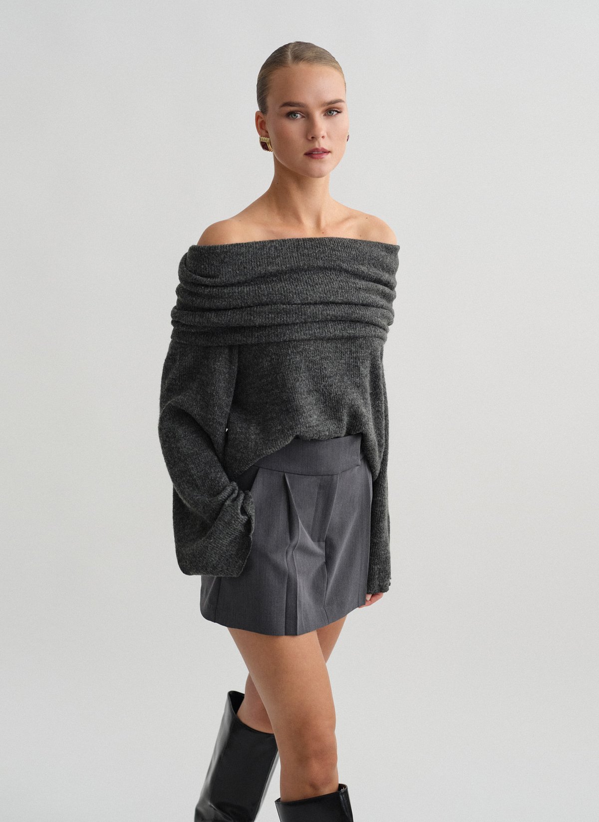 Γυναικεία υφασμάτινη παντελονόφουστα με πιέτες