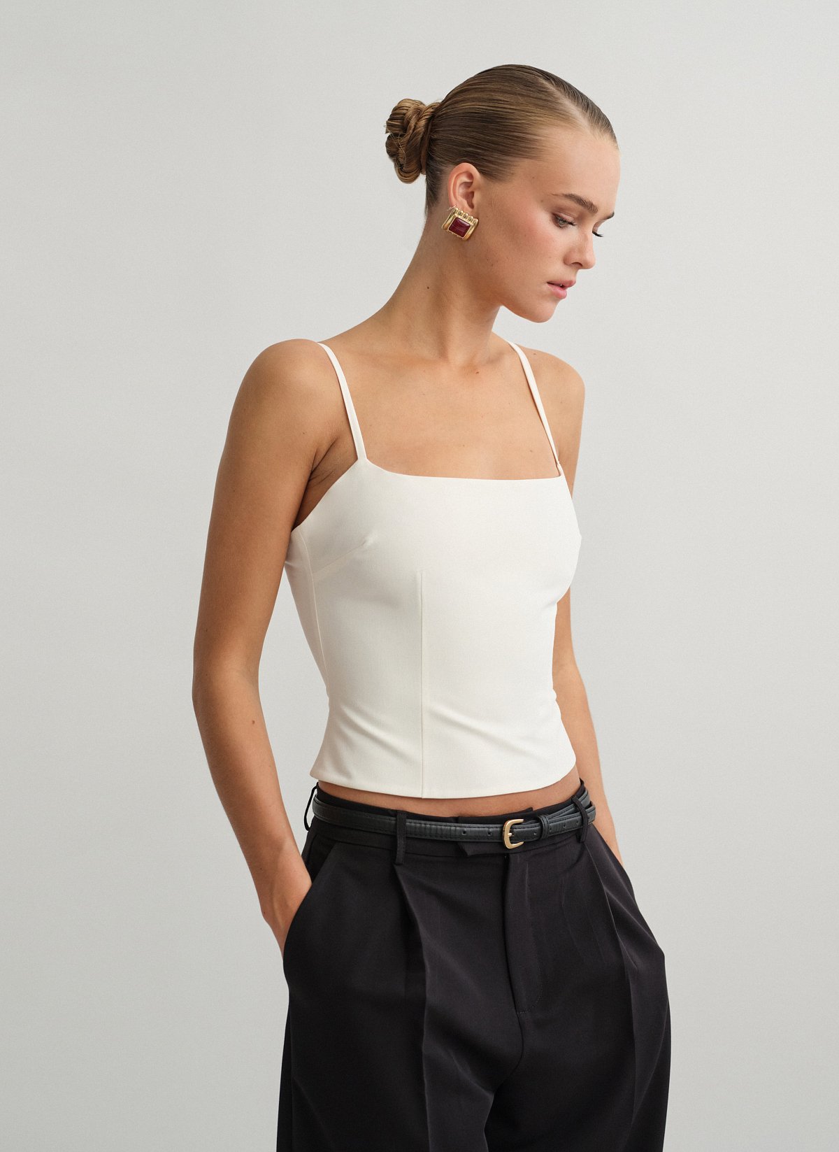 Γυναικείο υφασμάτινο τοπ με λεπτές ρυθμιζόμενες τιράντες