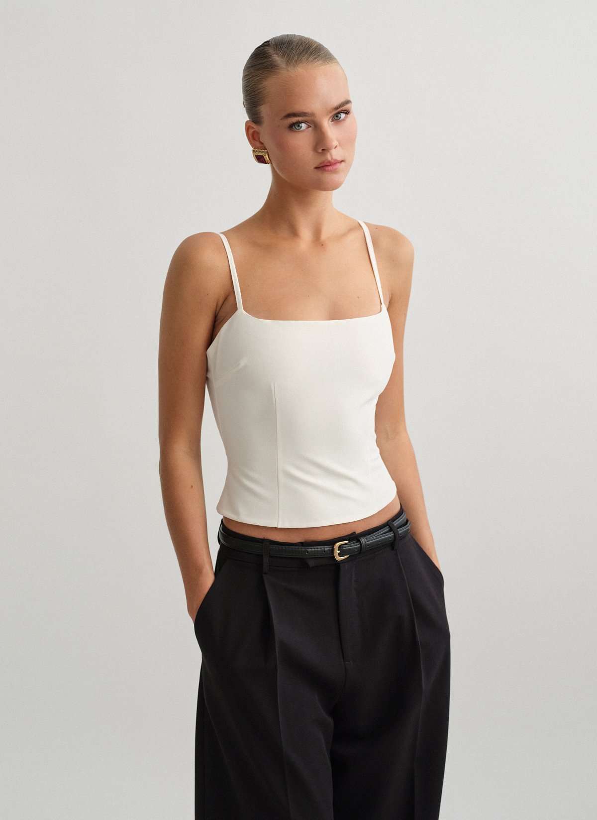 Γυναικείο υφασμάτινο τοπ με λεπτές ρυθμιζόμενες τιράντες