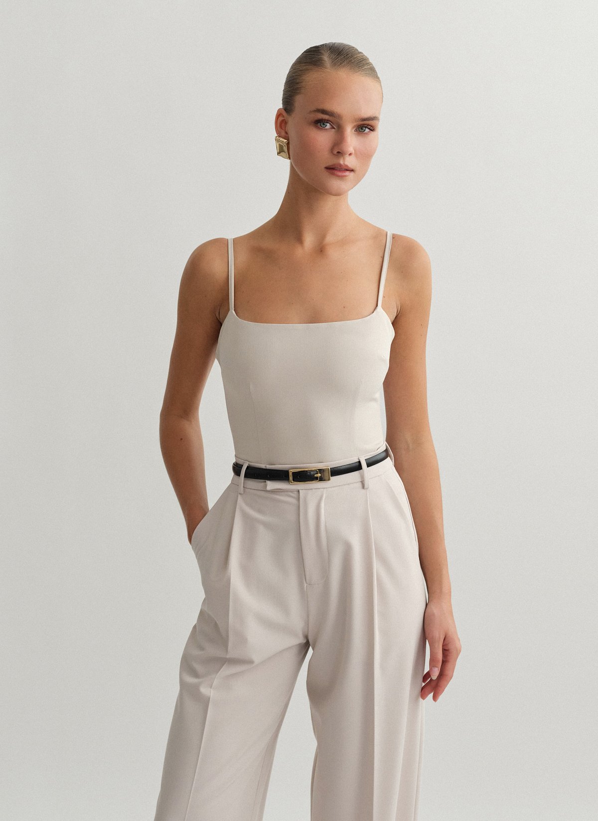 Γυναικείο υφασμάτινο τοπ με λεπτές ρυθμιζόμενες τιράντες