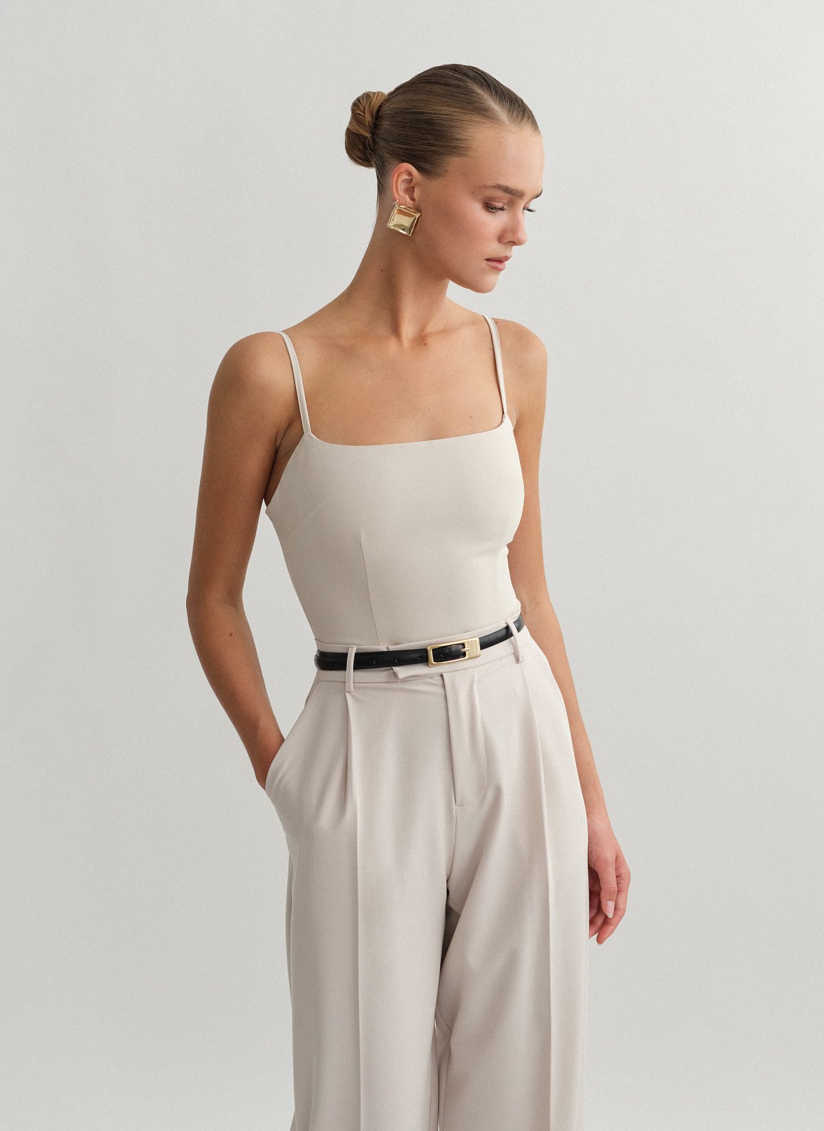 Γυναικείο υφασμάτινο τοπ με λεπτές ρυθμιζόμενες τιράντες