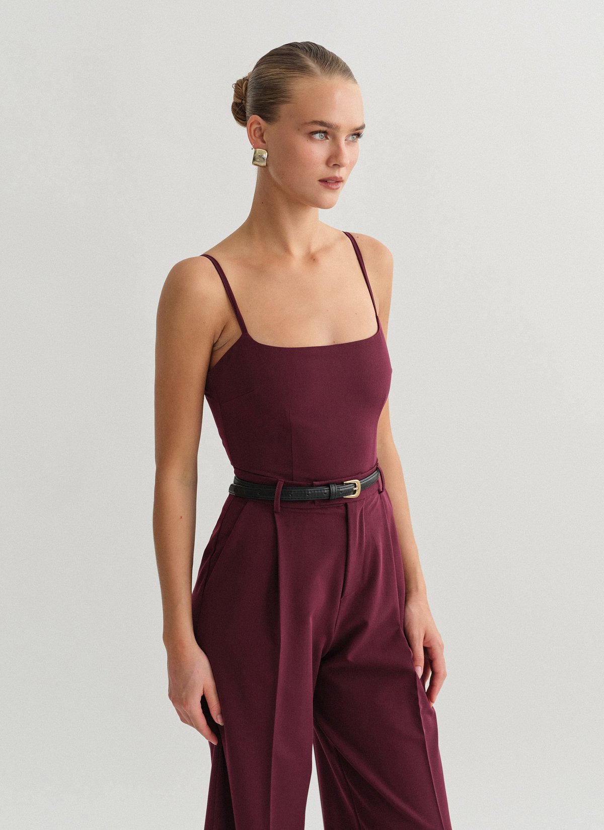 Γυναικείο υφασμάτινο τοπ με λεπτές ρυθμιζόμενες τιράντες