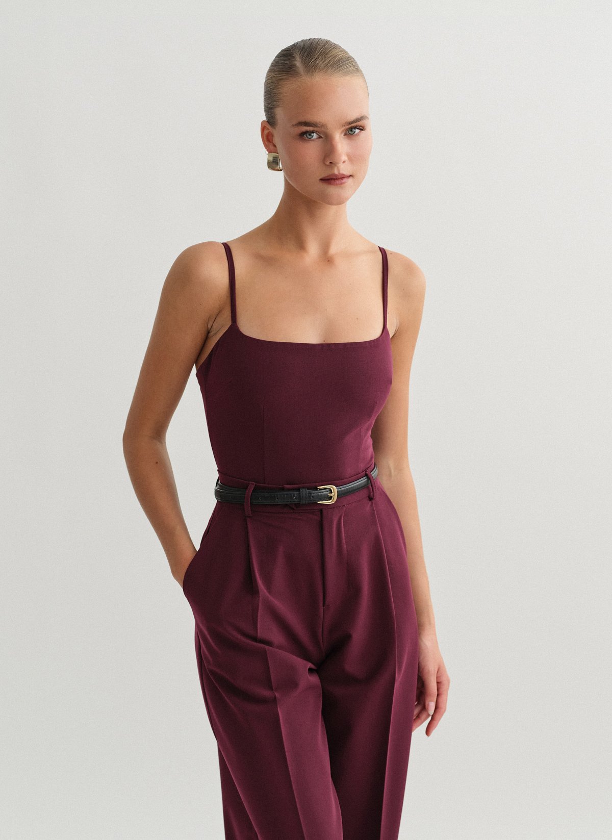 Γυναικείο υφασμάτινο τοπ με λεπτές ρυθμιζόμενες τιράντες