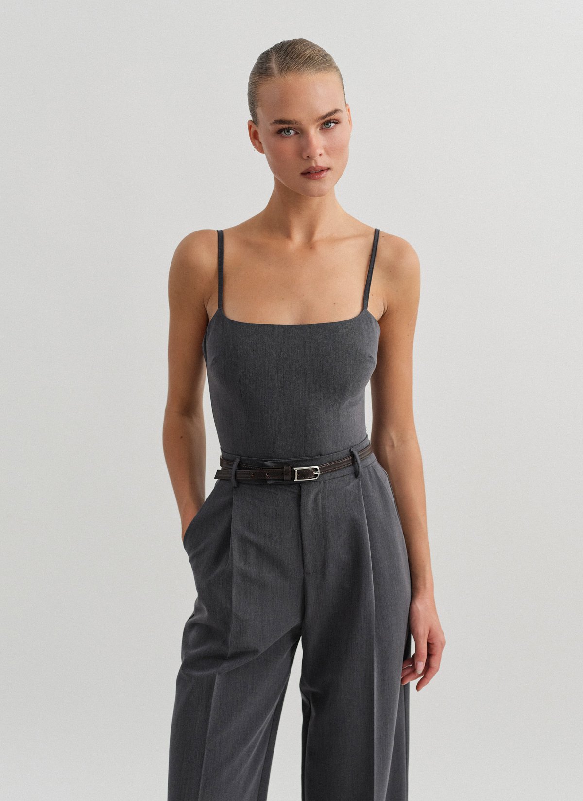 Γυναικείο υφασμάτινο τοπ με λεπτές ρυθμιζόμενες τιράντες