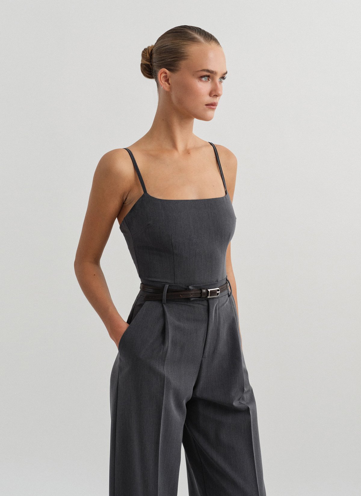 Γυναικείο υφασμάτινο τοπ με λεπτές ρυθμιζόμενες τιράντες