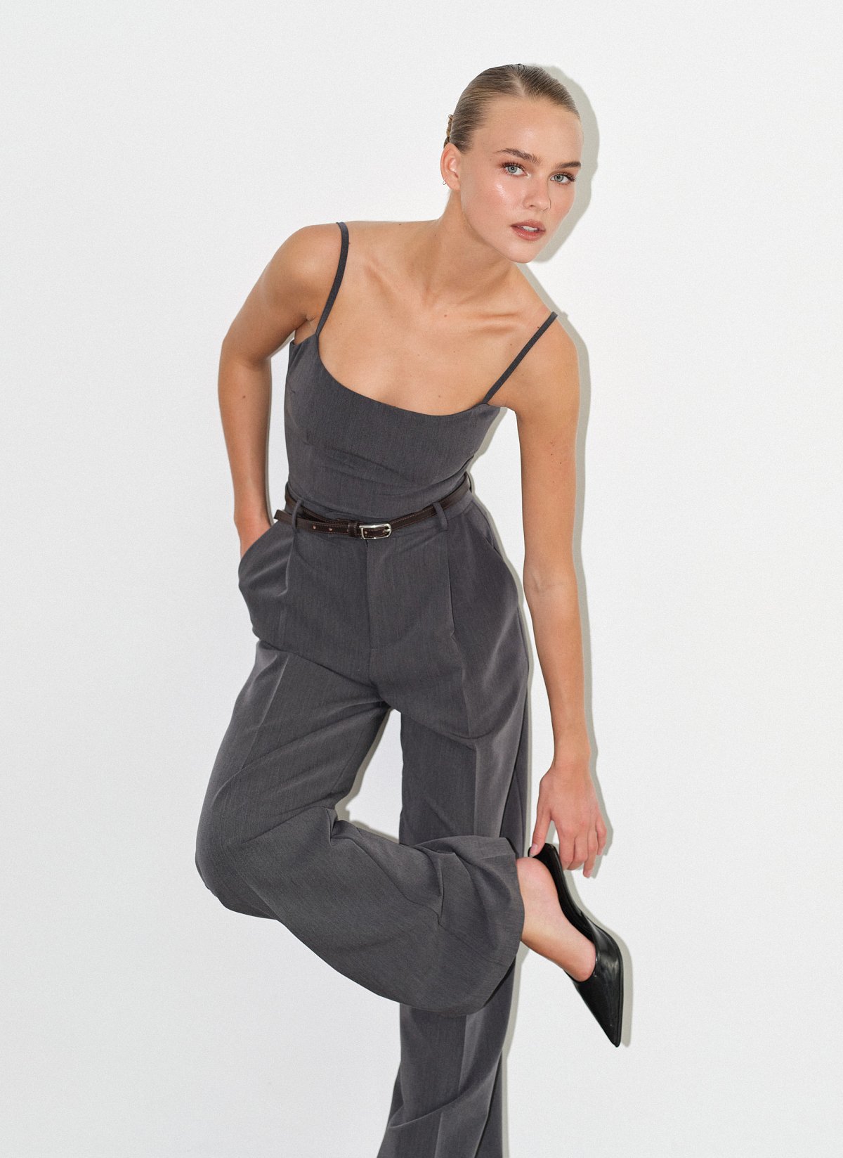 Γυναικείο υφασμάτινο τοπ με λεπτές ρυθμιζόμενες τιράντες