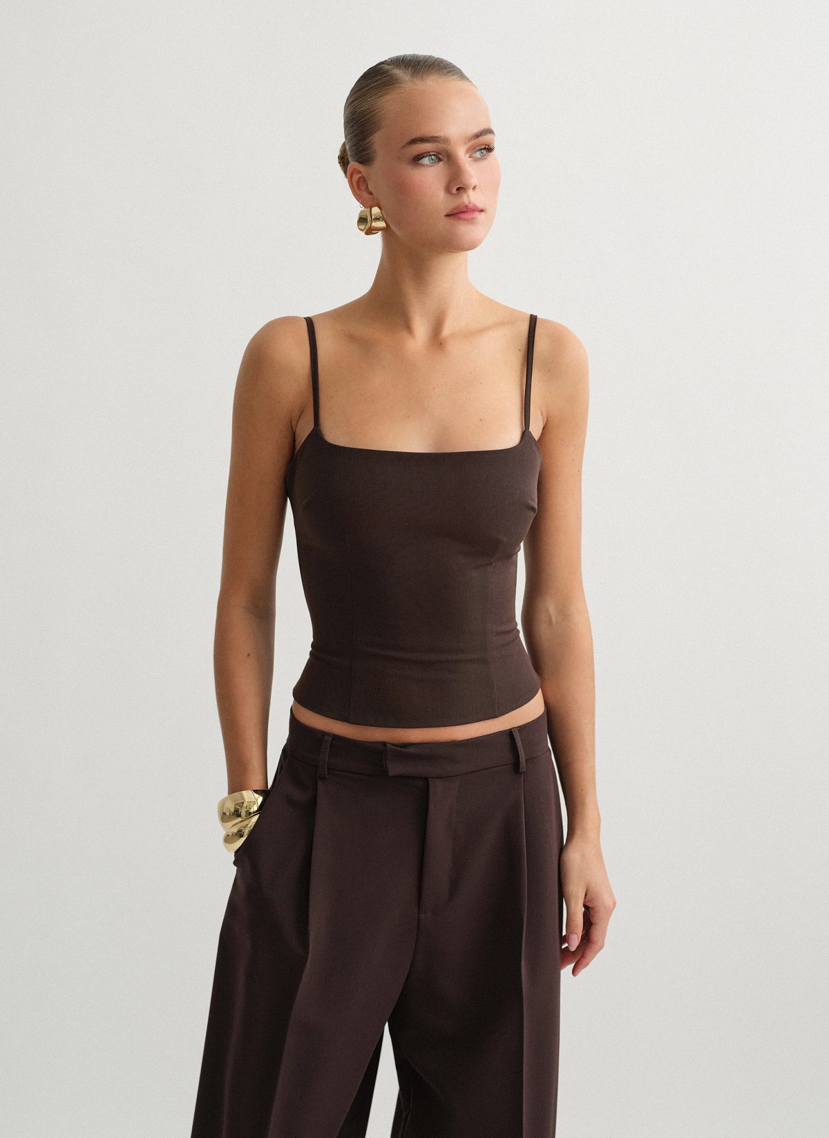 Γυναικείο υφασμάτινο τοπ με λεπτές ρυθμιζόμενες τιράντες