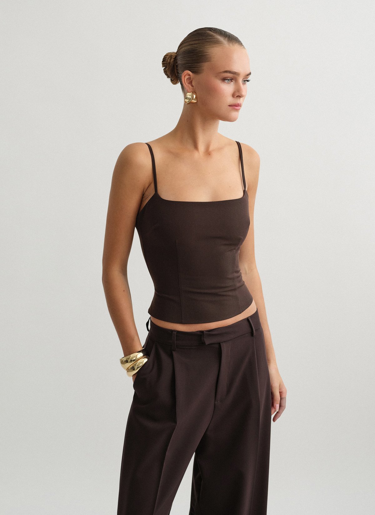 Γυναικείο υφασμάτινο τοπ με λεπτές ρυθμιζόμενες τιράντες