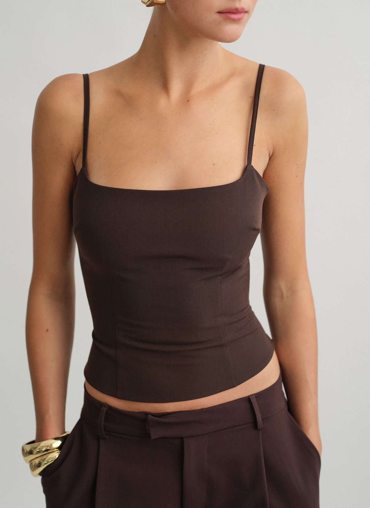 Γυναικείο υφασμάτινο τοπ με λεπτές ρυθμιζόμενες τιράντες