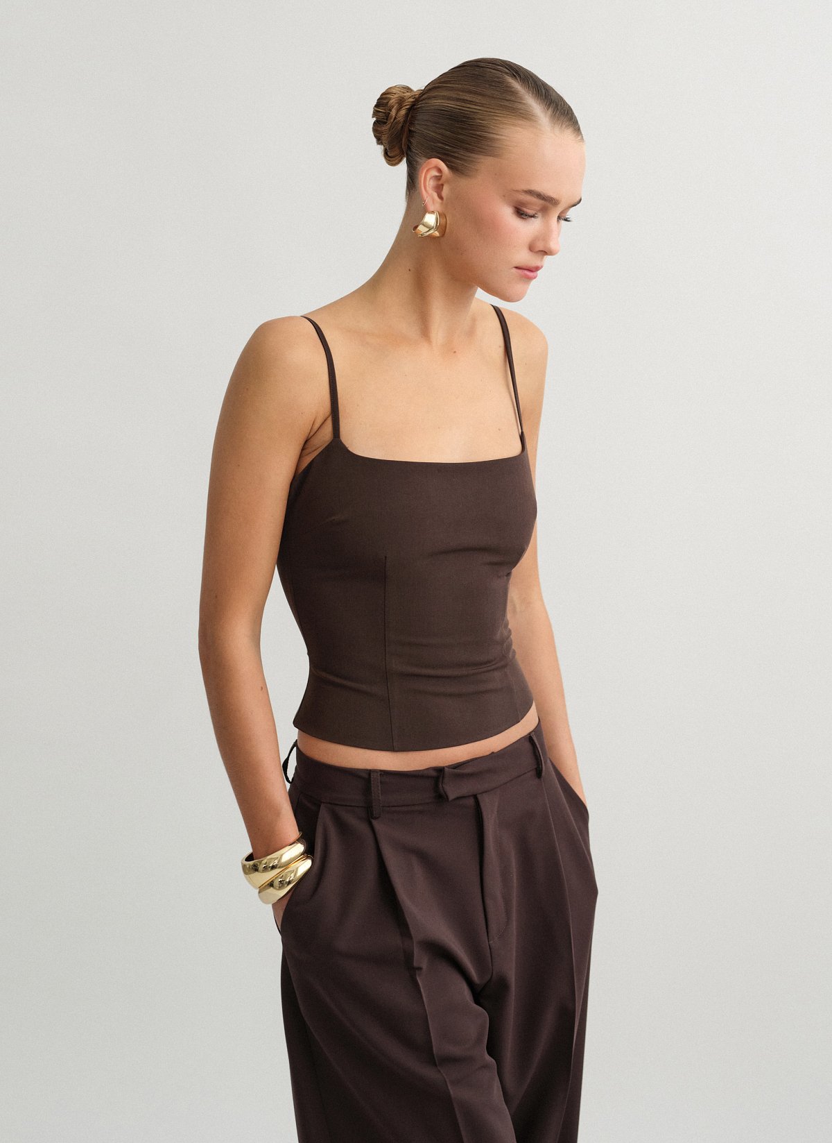 Γυναικείο υφασμάτινο τοπ με λεπτές ρυθμιζόμενες τιράντες