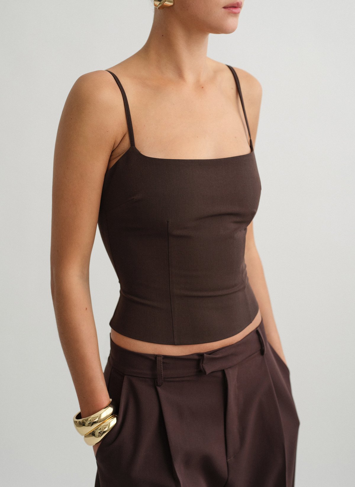 Γυναικείο υφασμάτινο τοπ με λεπτές ρυθμιζόμενες τιράντες