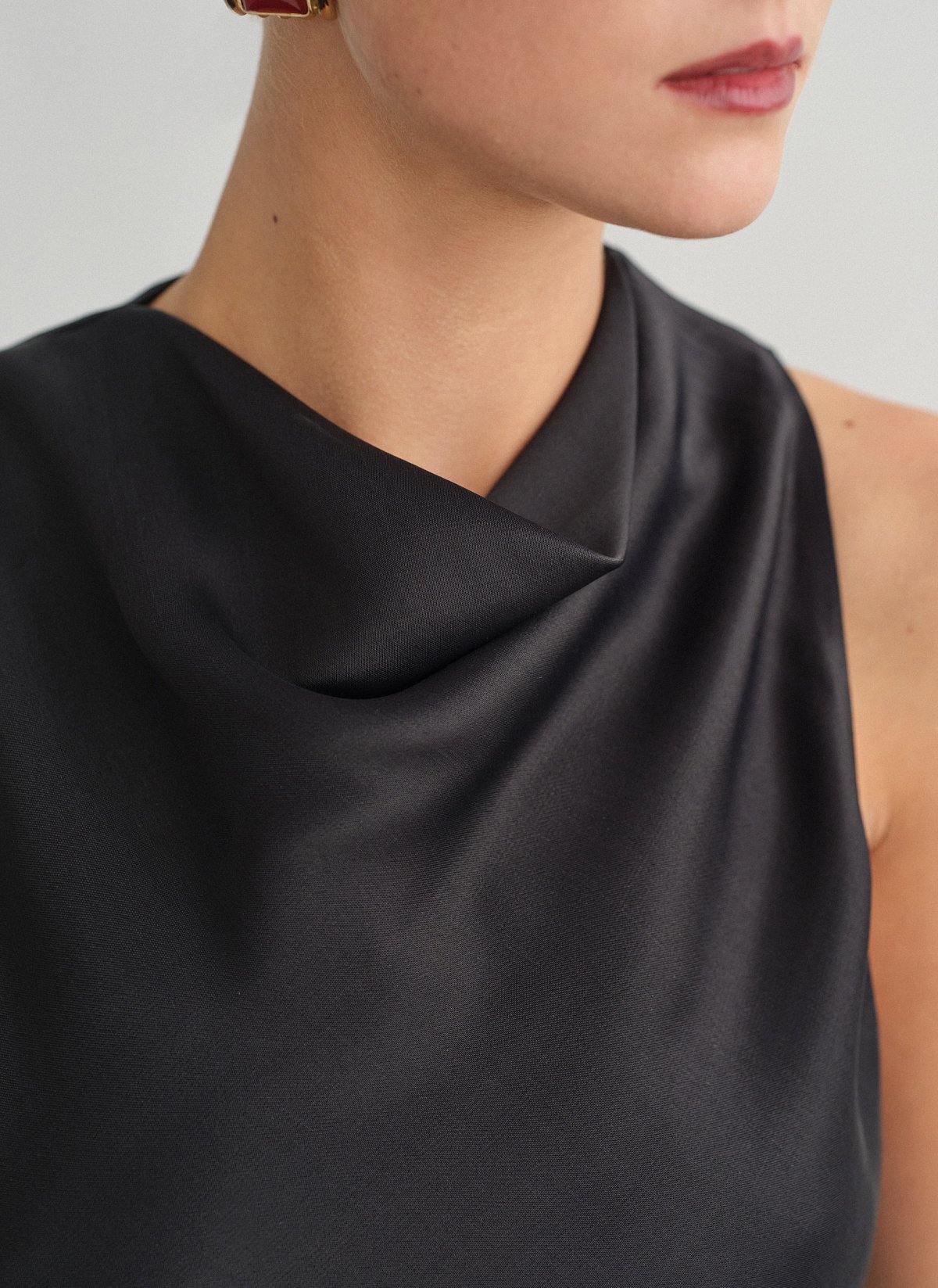 Γυναικείο ασύμμετρο σατέν τοπ