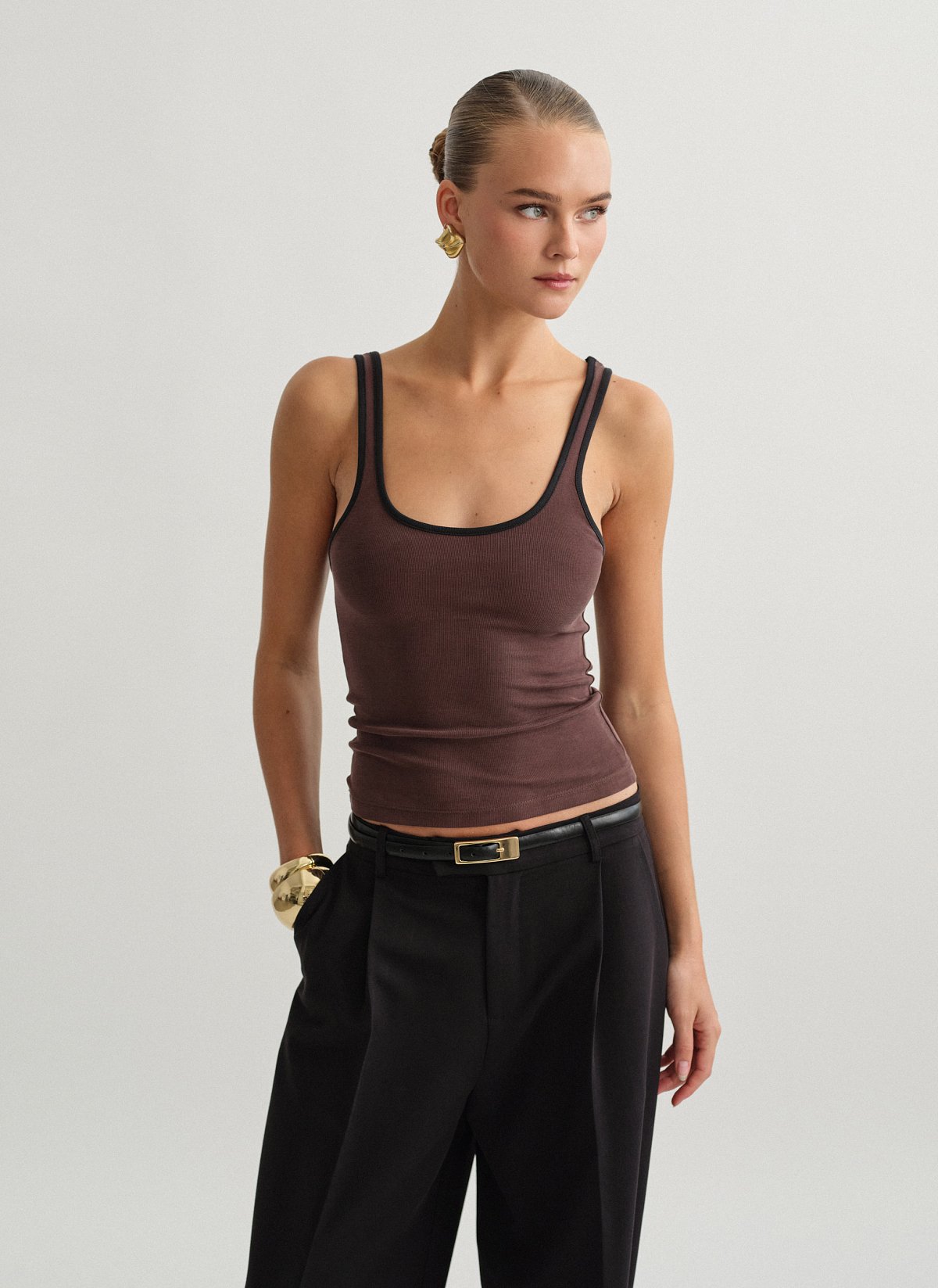 Γυναικείο αμάνικο ριπ τοπ με χρωματική αντίθεση