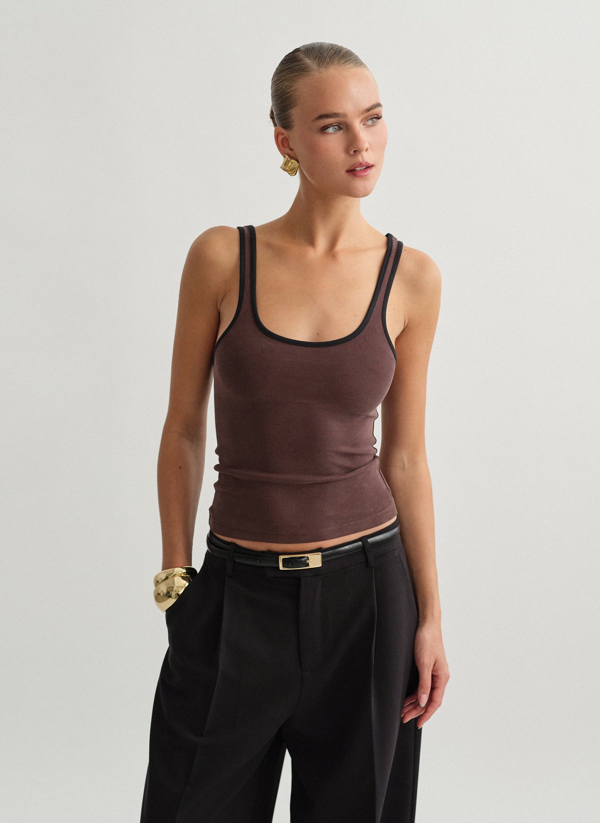 Γυναικείο αμάνικο ριπ τοπ με χρωματική αντίθεση