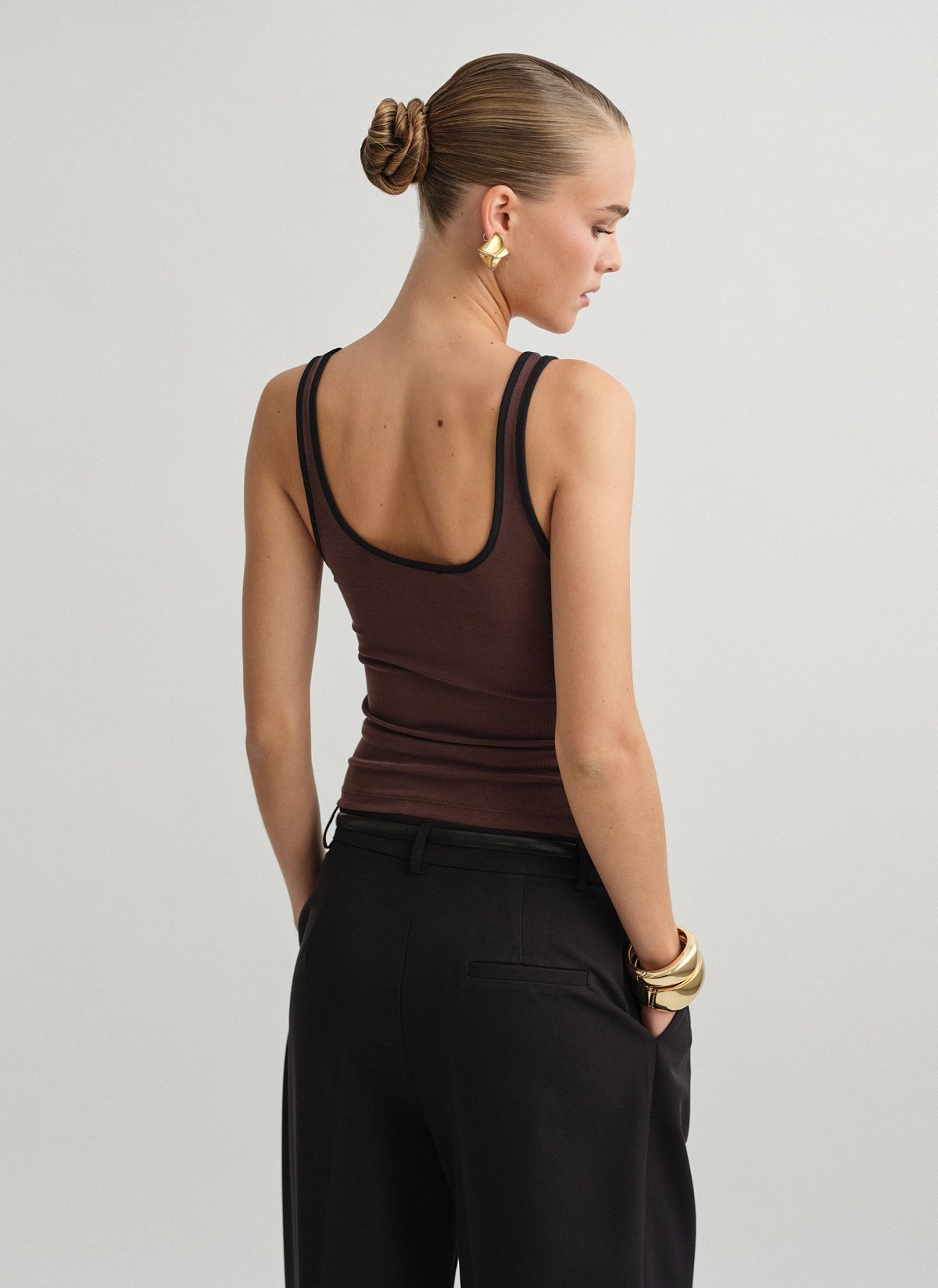 Γυναικείο αμάνικο ριπ τοπ με χρωματική αντίθεση