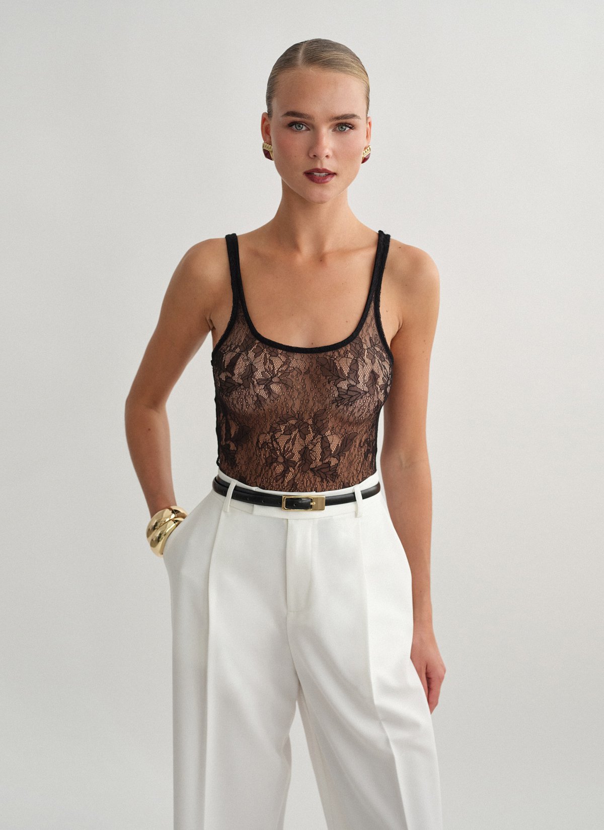 Γυναικεία αμάνικη μπλούζα με δαντέλα