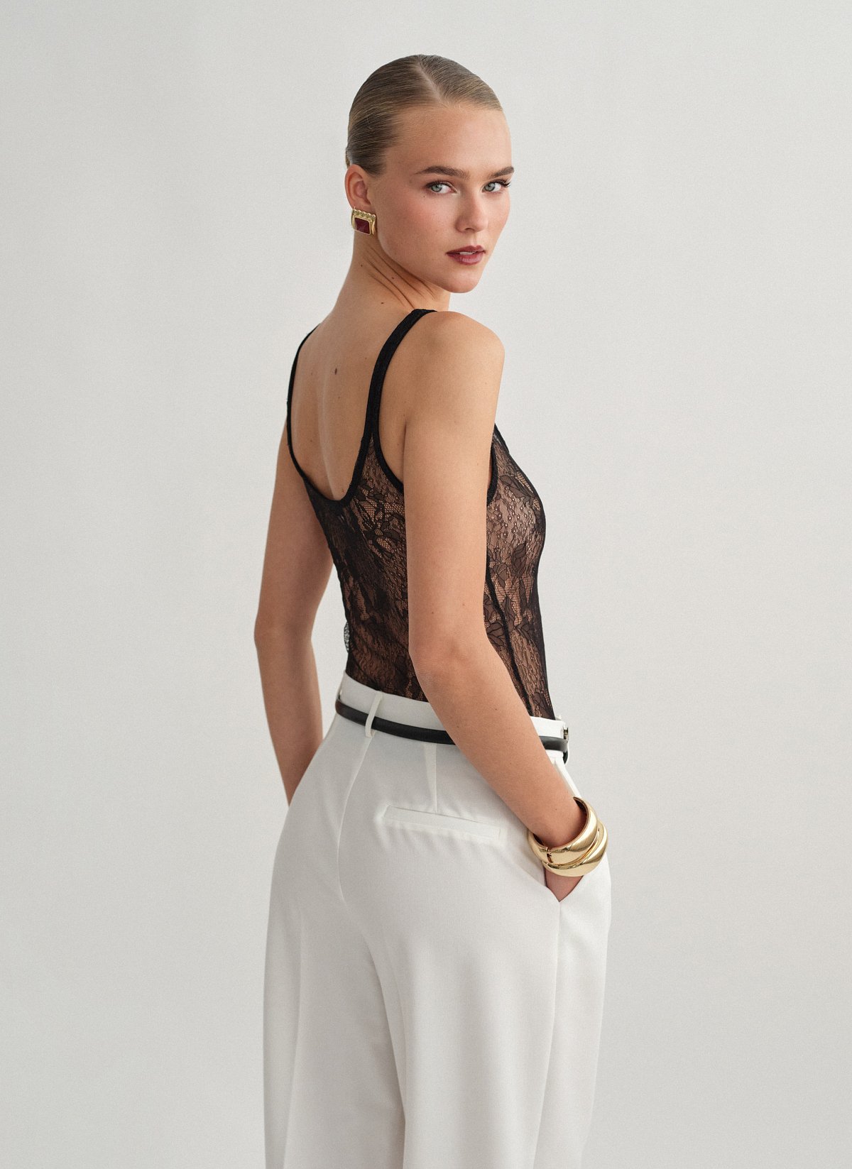 Γυναικεία αμάνικη μπλούζα με δαντέλα