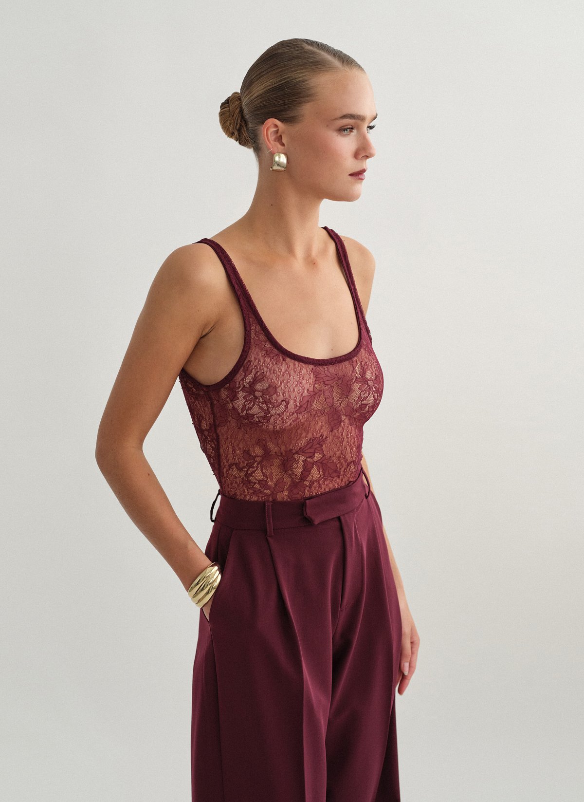 Γυναικεία αμάνικη μπλούζα με δαντέλα