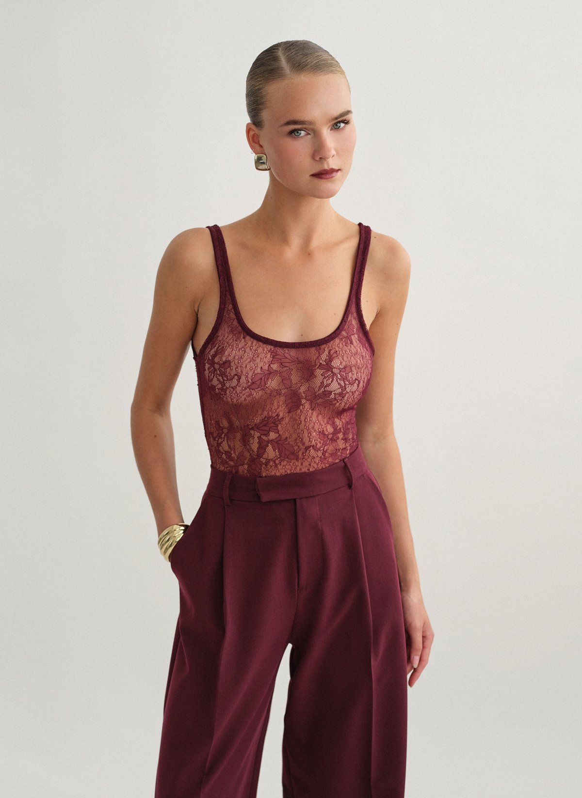 Γυναικεία αμάνικη μπλούζα με δαντέλα