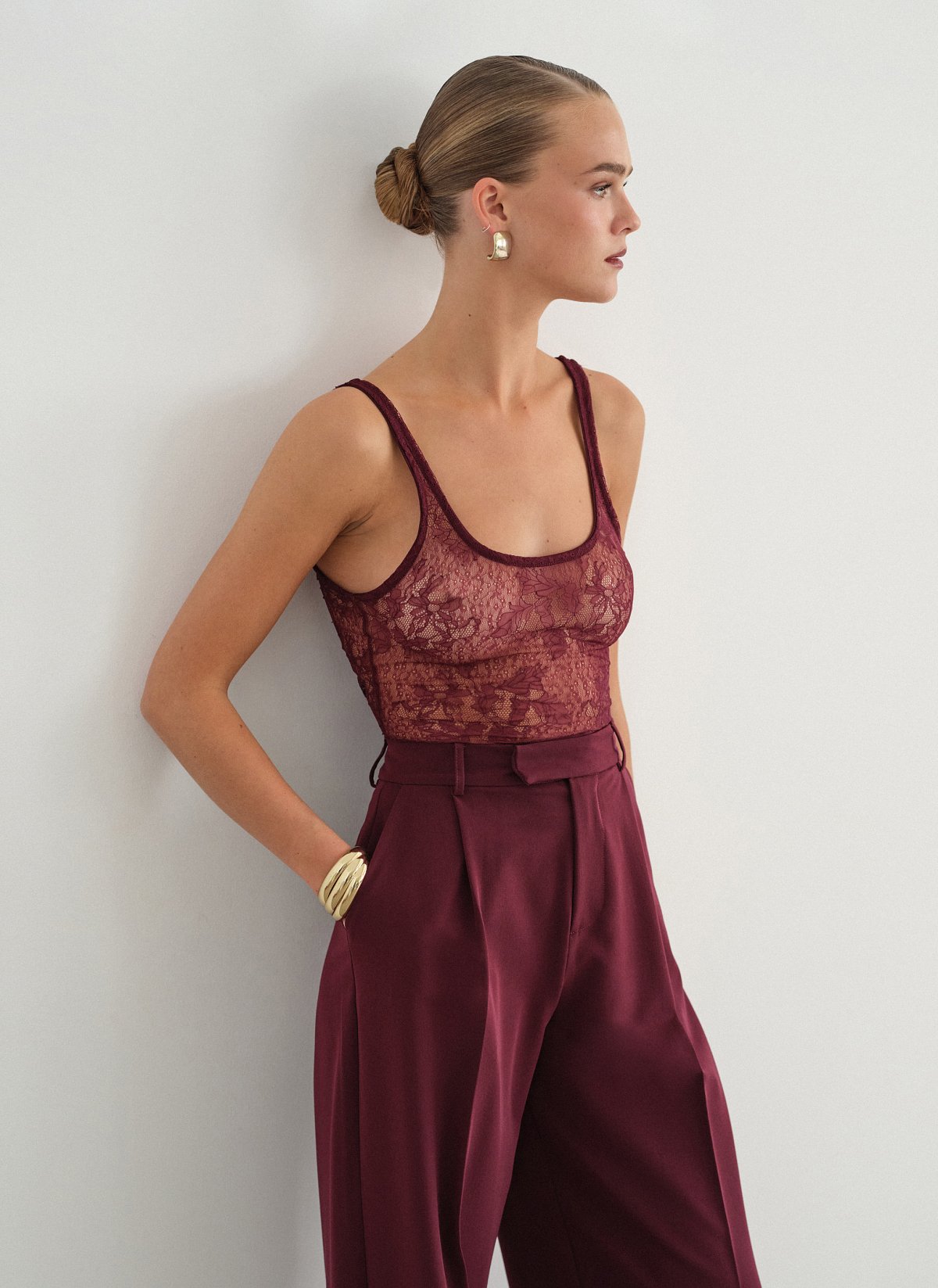 Γυναικεία αμάνικη μπλούζα με δαντέλα