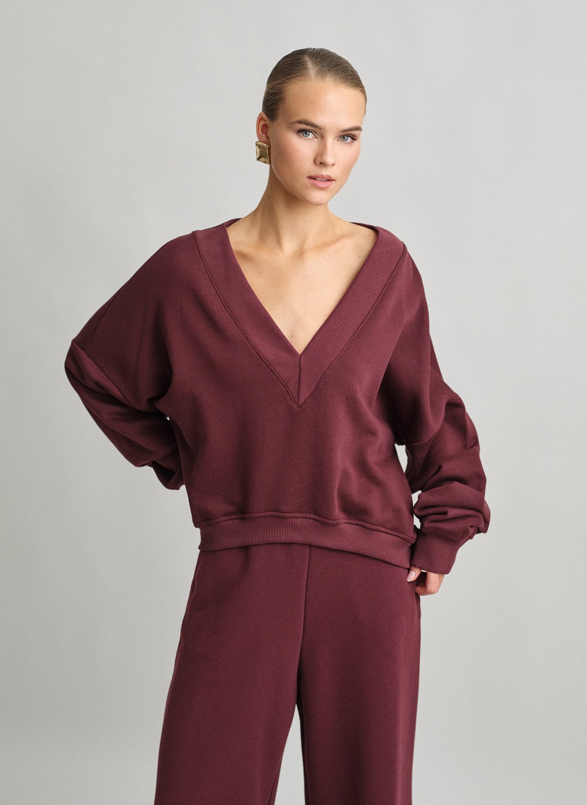 Φούτερ με λαιμόκοψη V-17