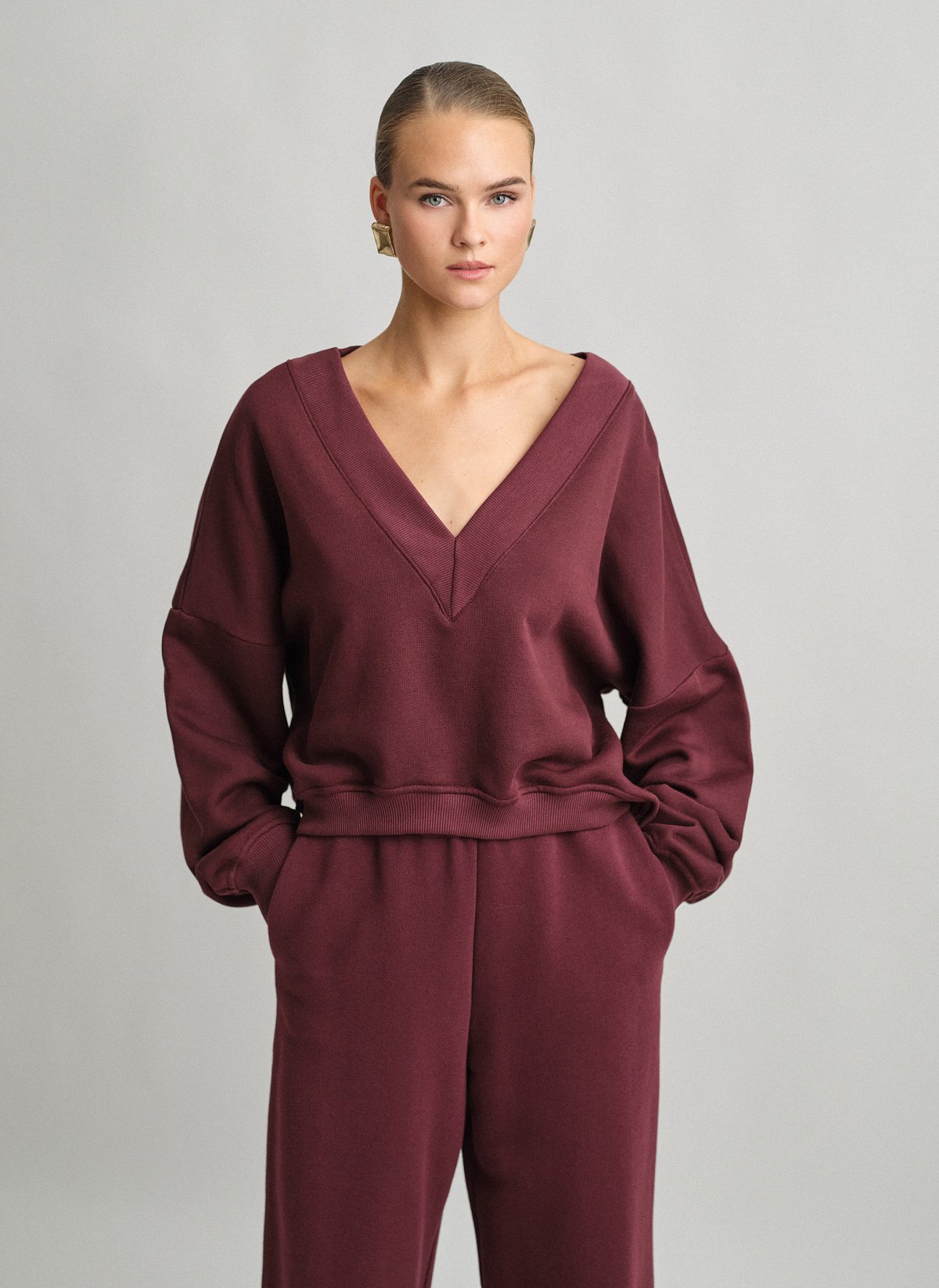 Φούτερ με λαιμόκοψη V-18