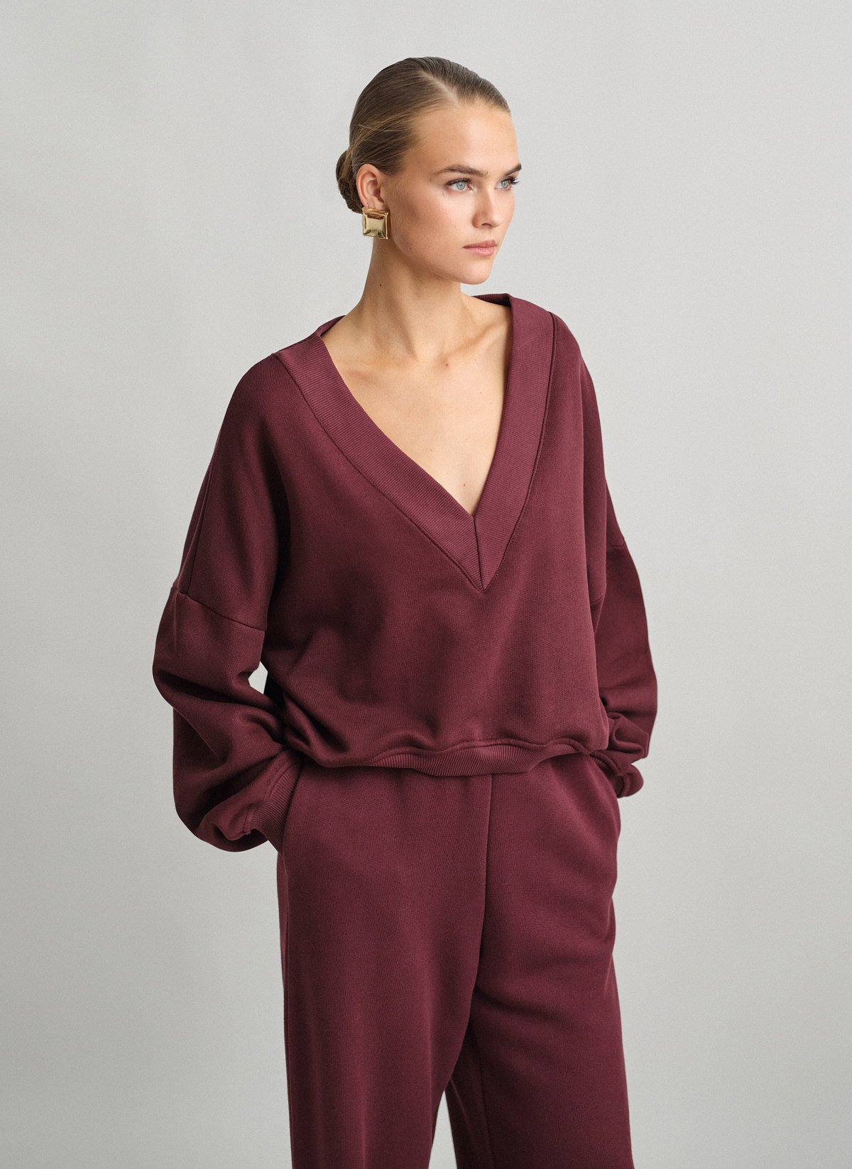 Φούτερ με λαιμόκοψη V-16